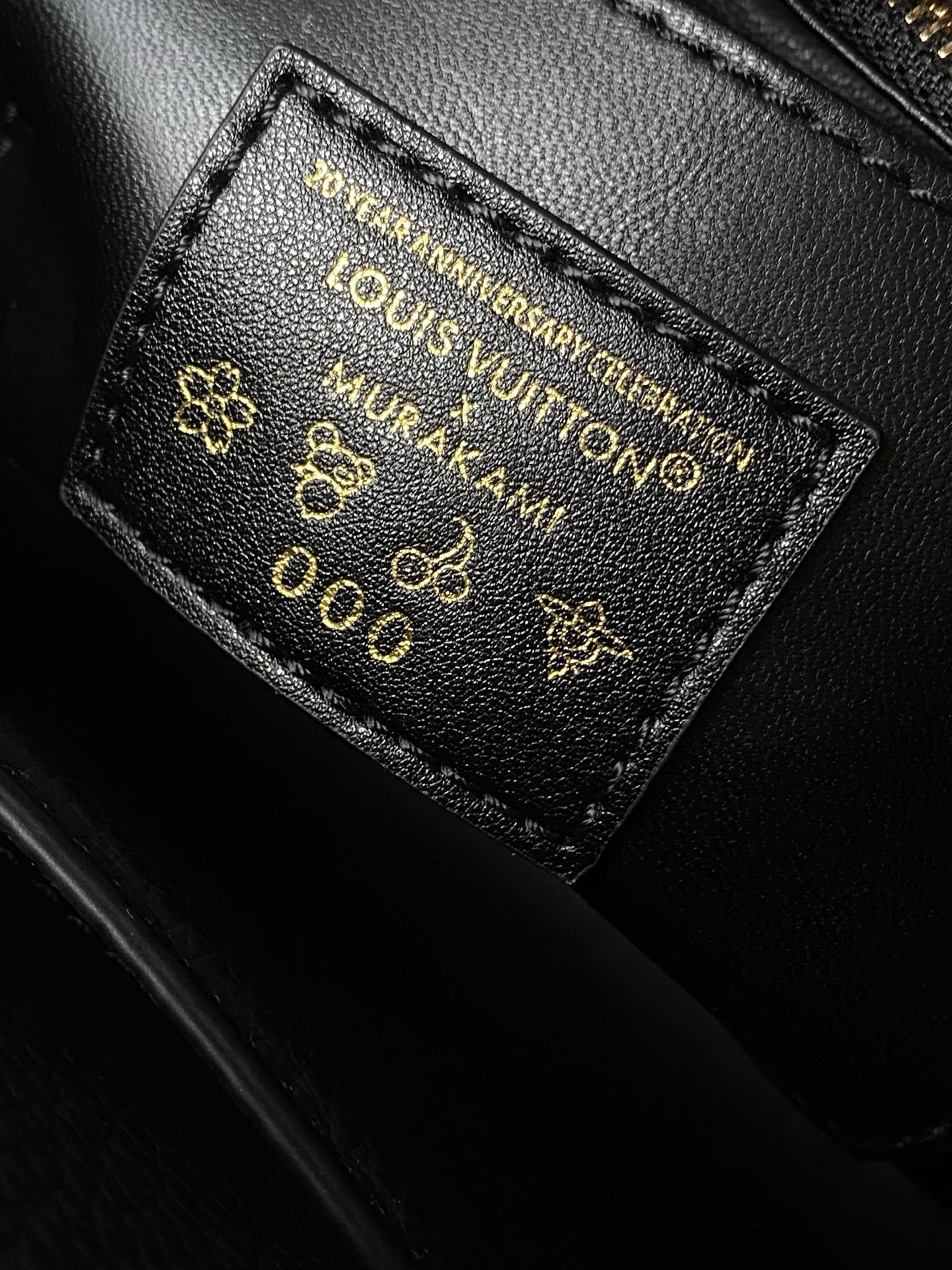 特级原厂皮 M13714 中号 本款Capucines中号手袋出自路易威登x村上隆复刻系列,以灵动风姿彰