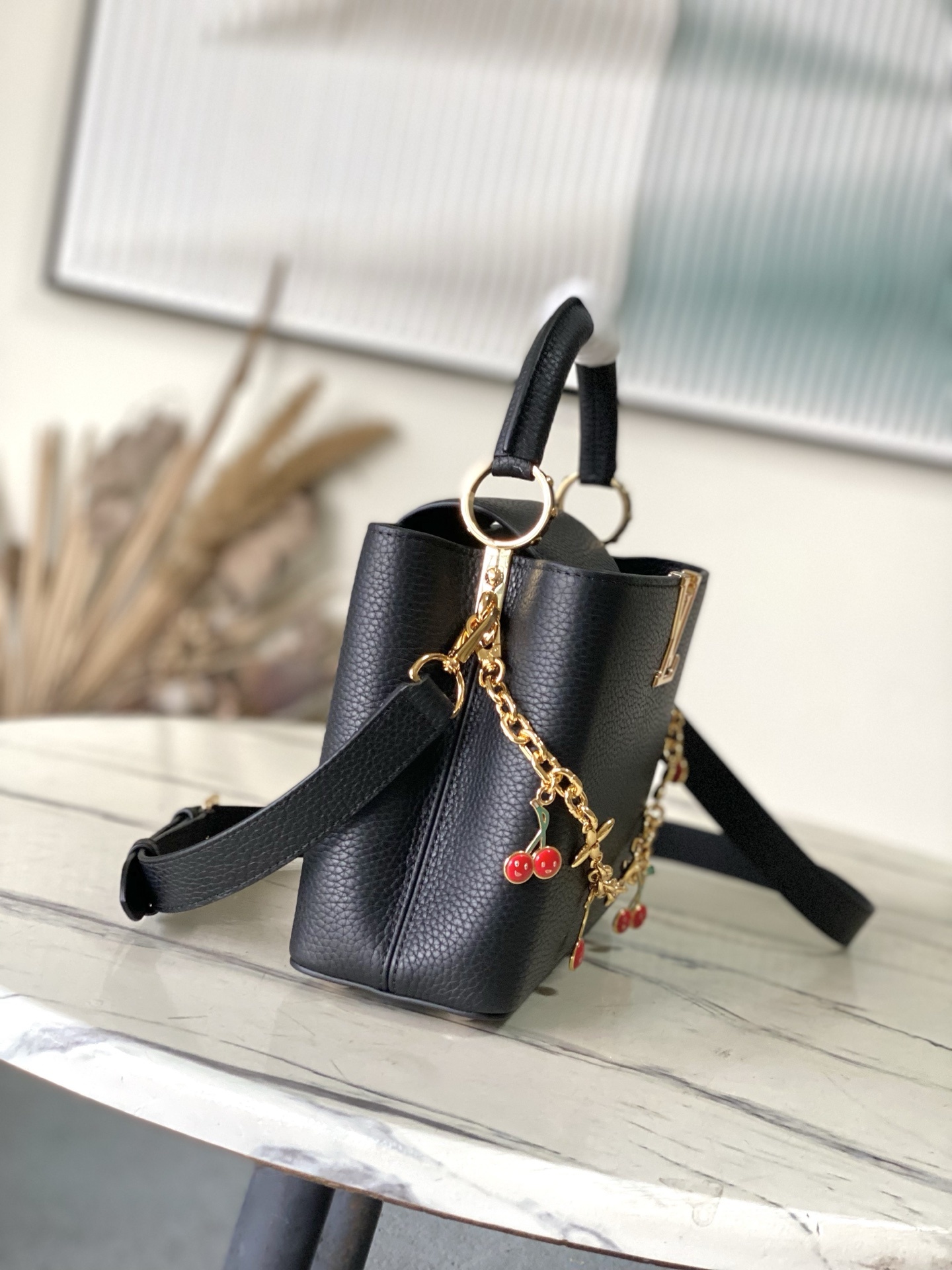 特级原厂皮 M13714 小号 本款Capucines小号手袋出自路易威登x村上隆复刻系列,以灵动风姿彰