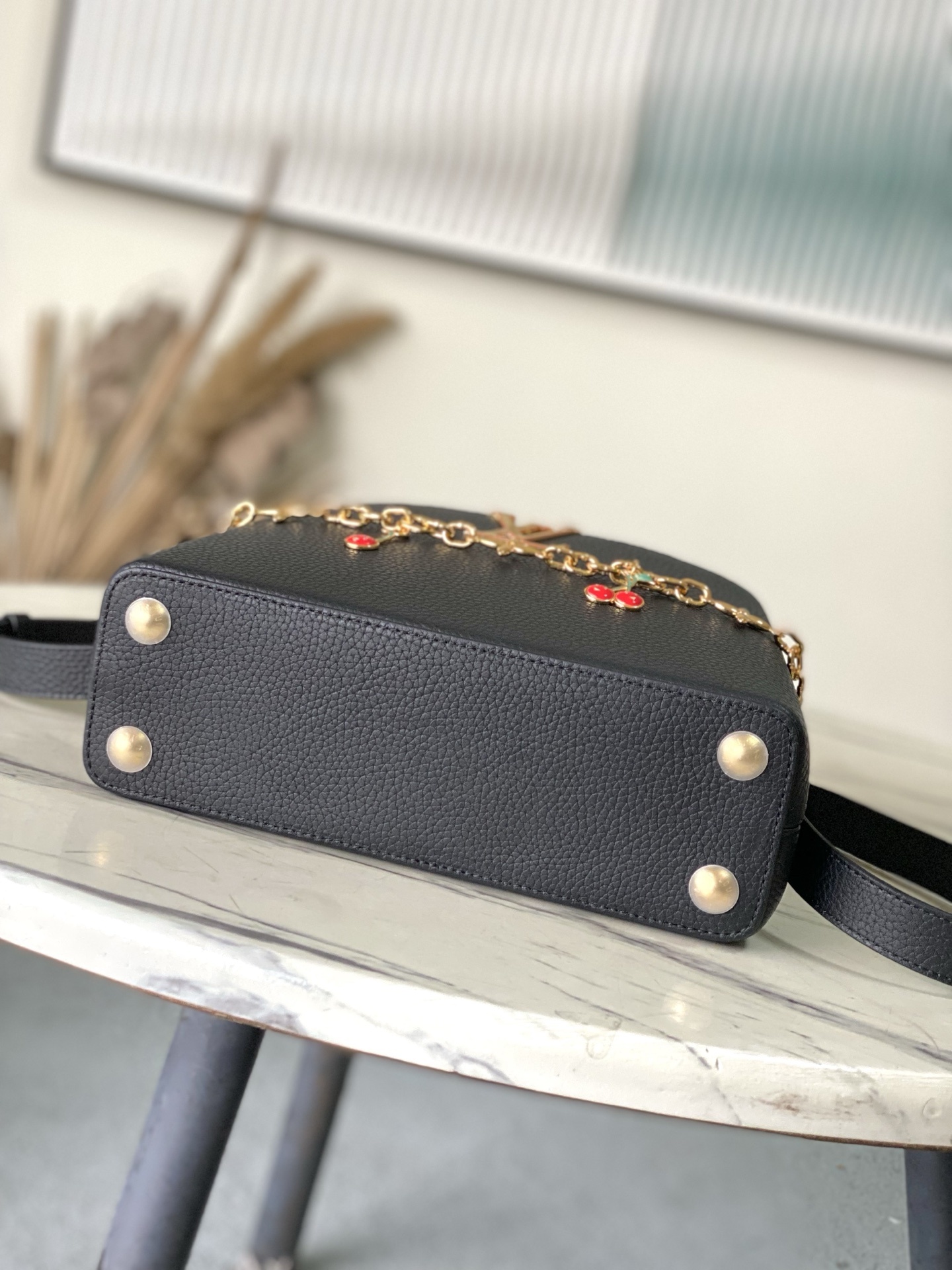 特级原厂皮 M13714 小号 本款Capucines小号手袋出自路易威登x村上隆复刻系列,以灵动风姿彰