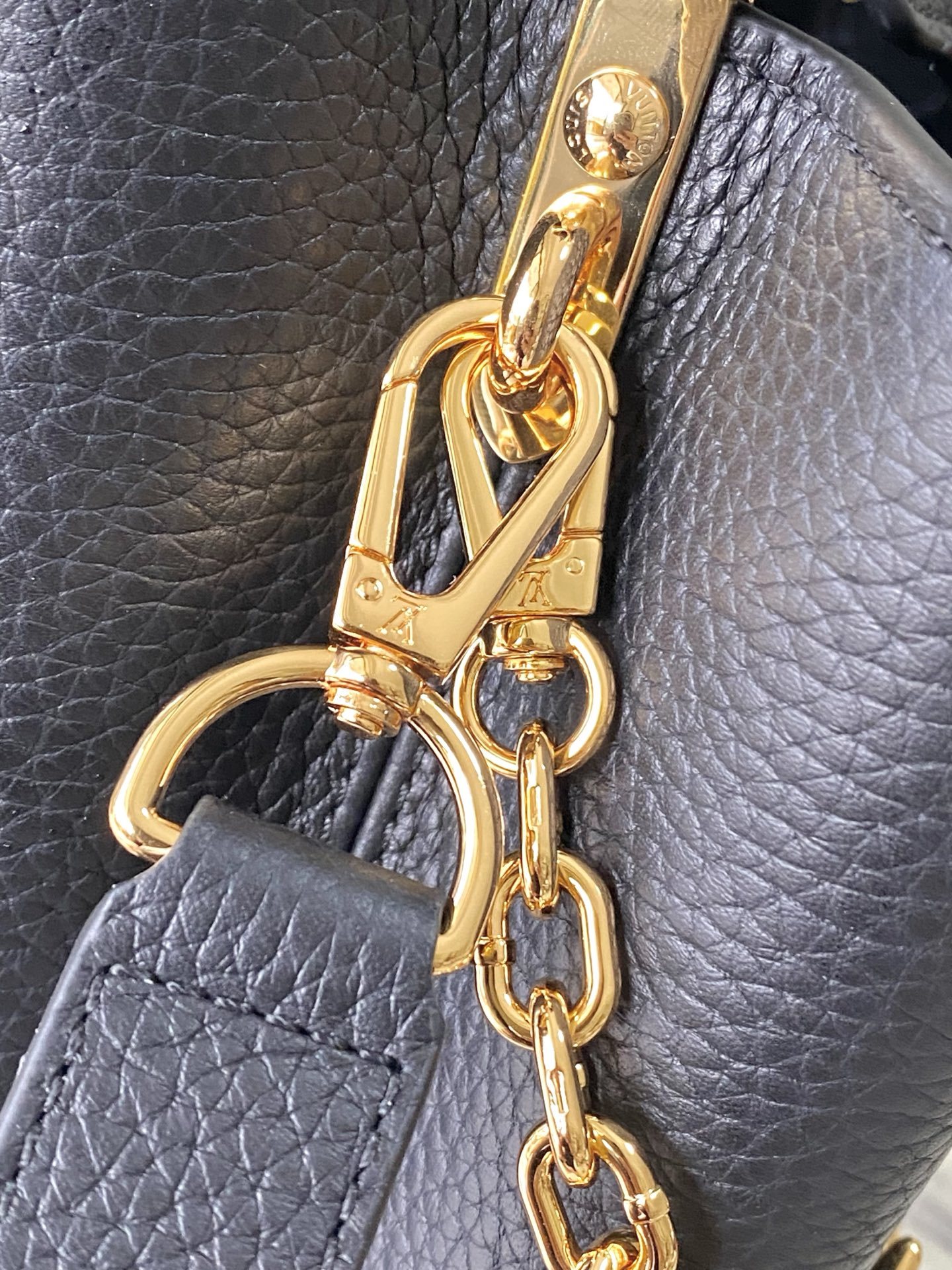 特级原厂皮 M13714 小号 本款Capucines小号手袋出自路易威登x村上隆复刻系列,以灵动风姿彰