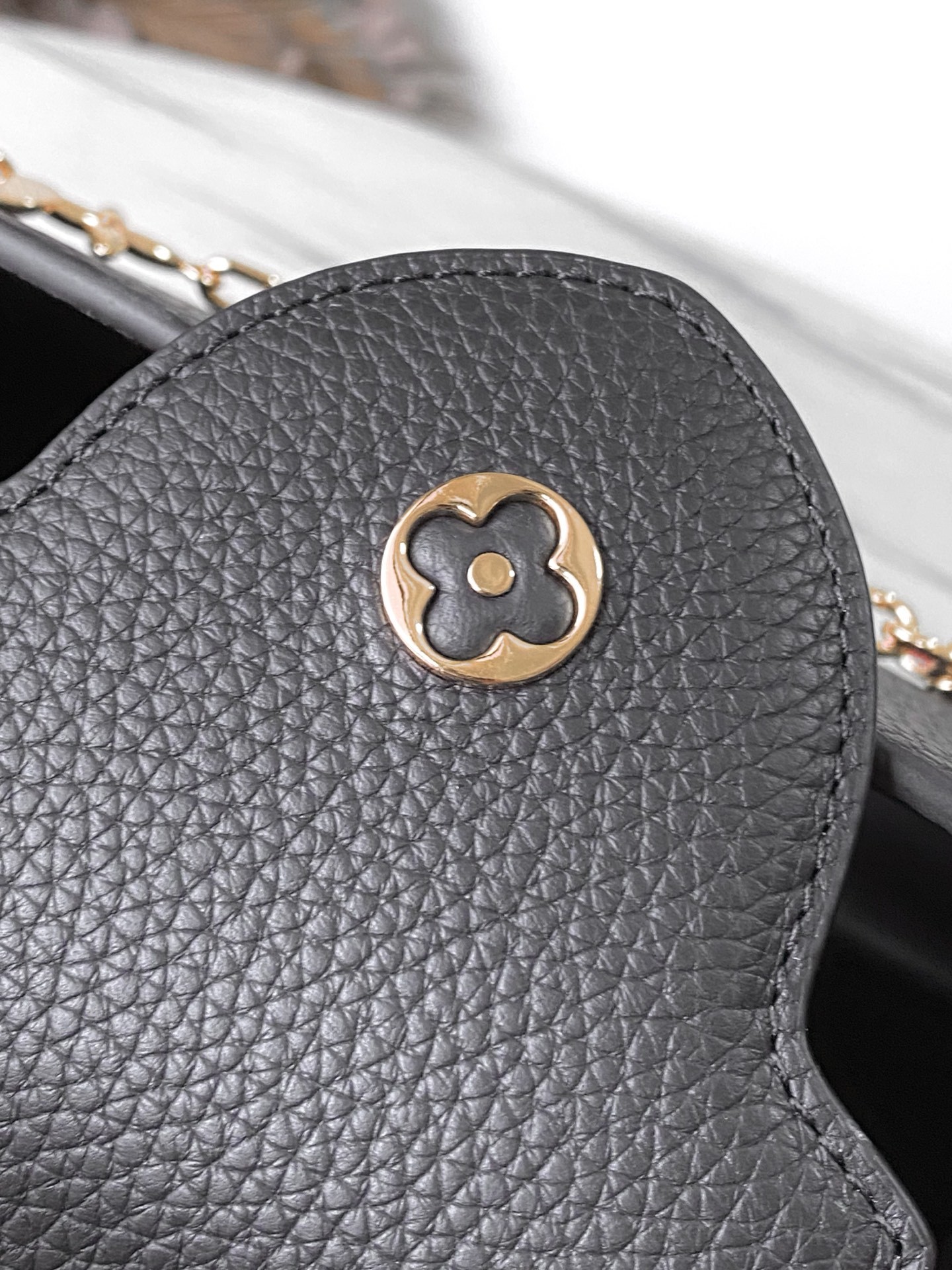 特级原厂皮 M13714 小号 本款Capucines小号手袋出自路易威登x村上隆复刻系列,以灵动风姿彰