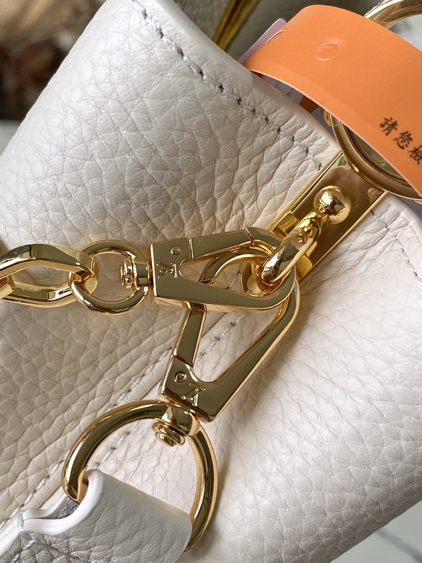 特级原厂皮 M14393 Harmony系列推出Capucines East West迷你手袋,以装饰性