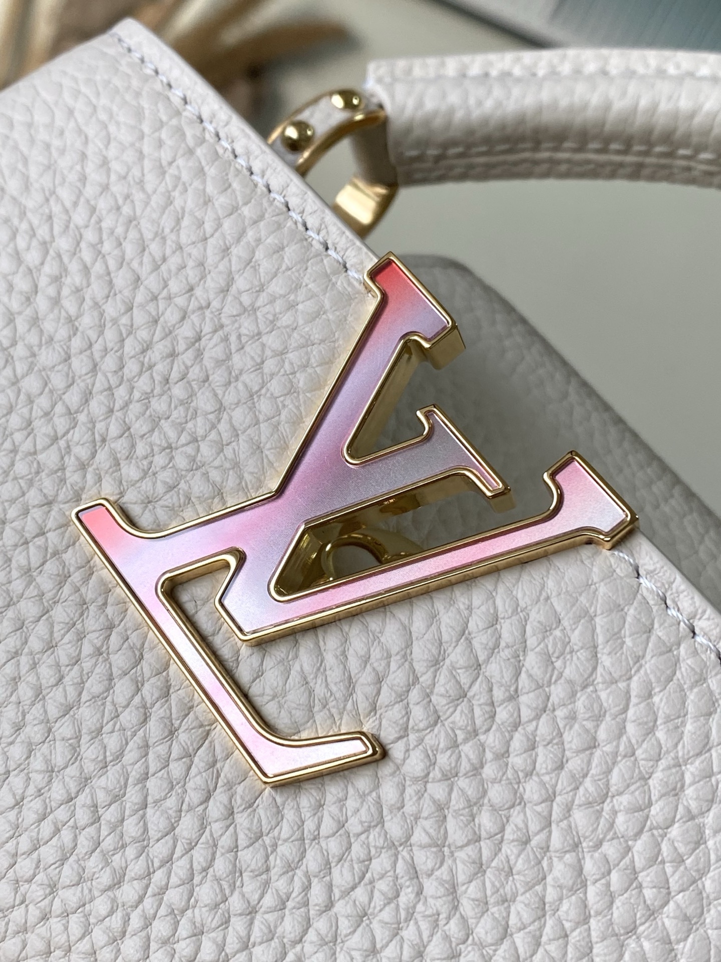 特级原厂皮 M14393 Harmony系列推出Capucines East West迷你手袋,以装饰性