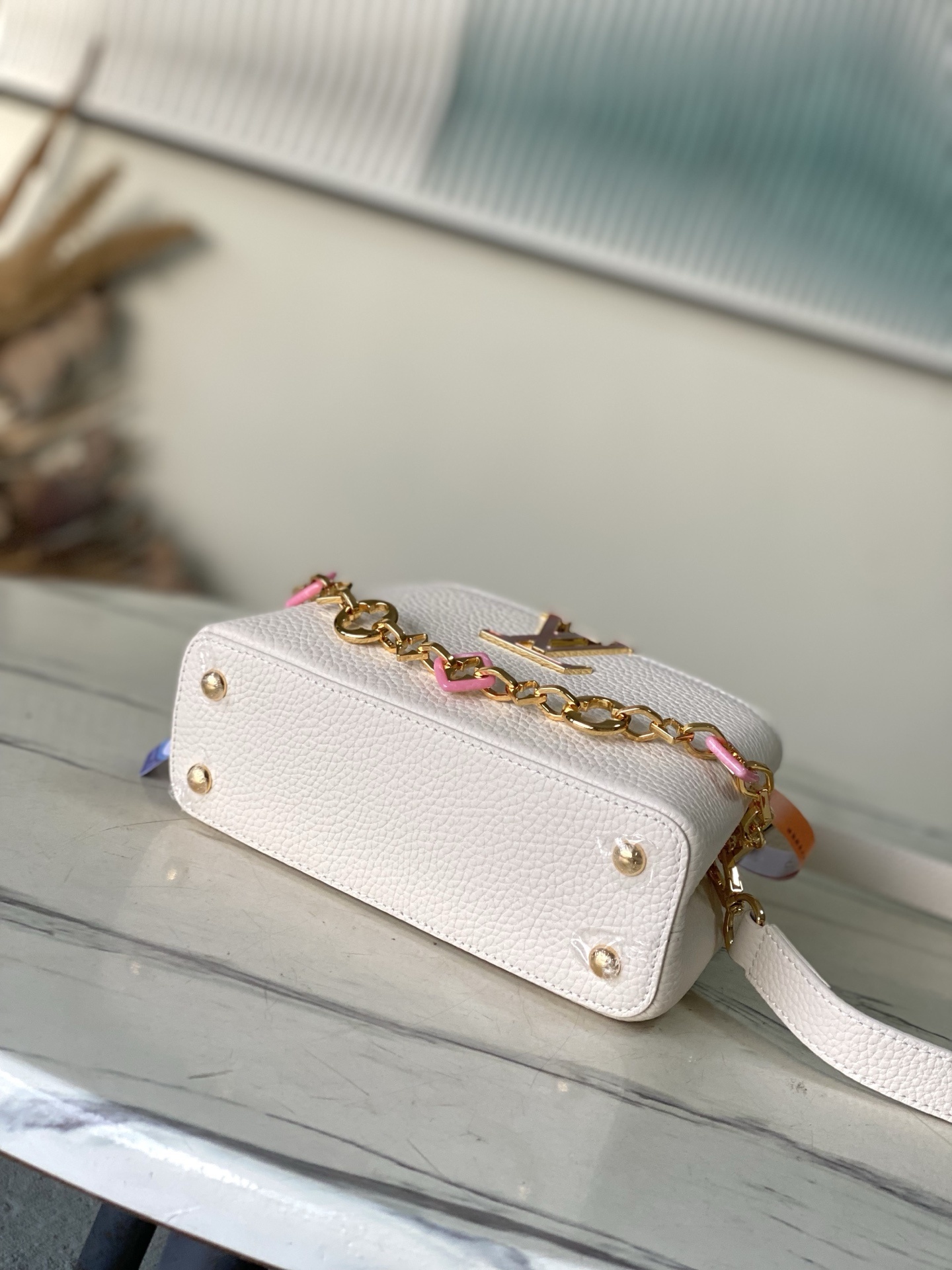 特级原厂皮 M14393 Harmony系列推出Capucines East West迷你手袋,以装饰性