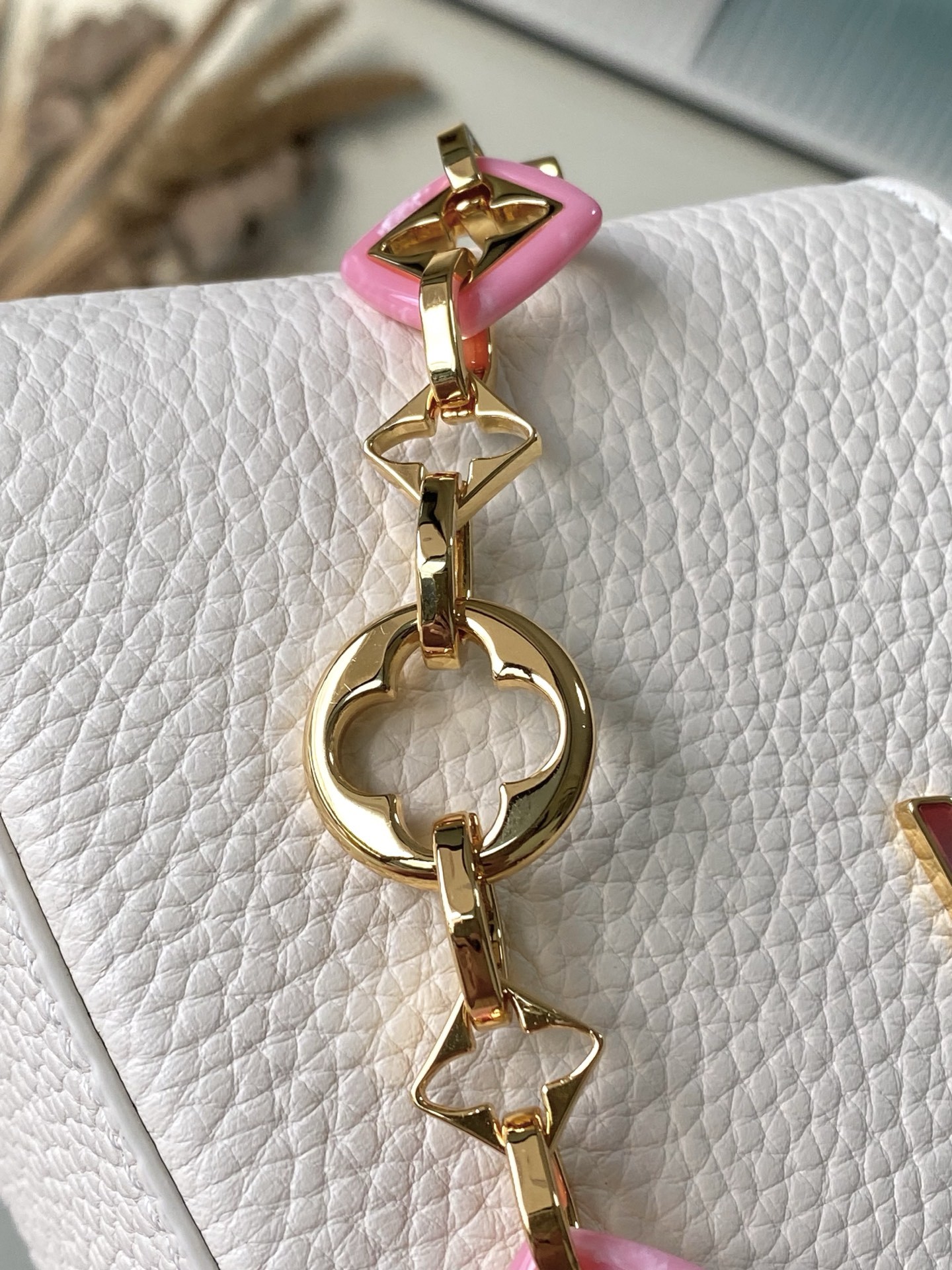 特级原厂皮 M14393 Harmony系列推出Capucines East West迷你手袋,以装饰性