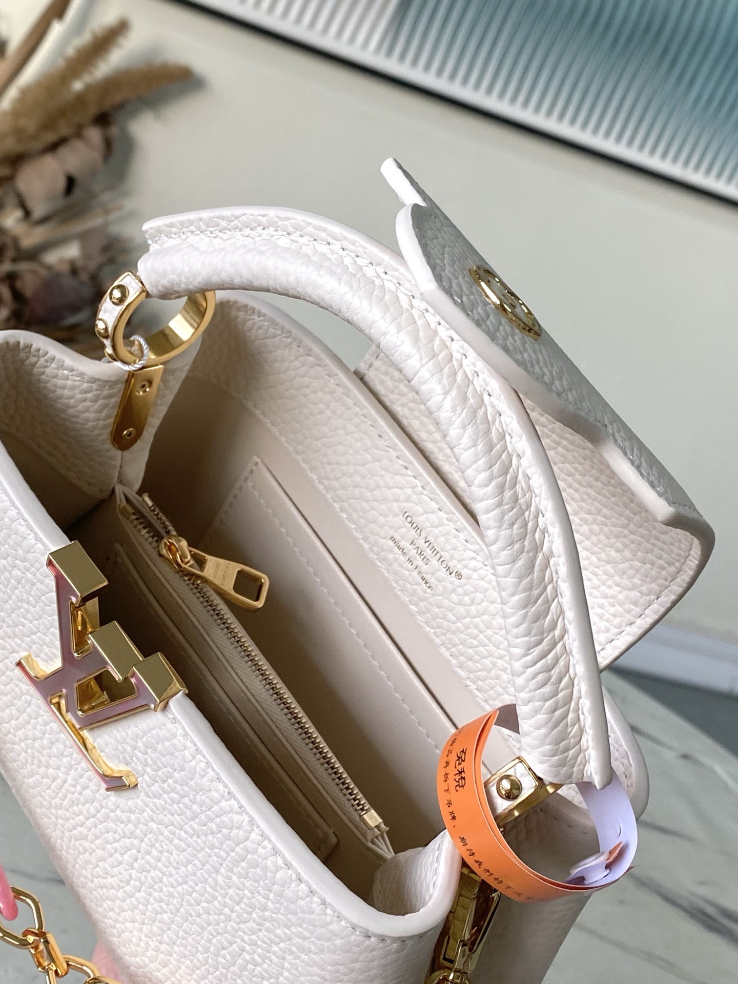 特级原厂皮 M14393 Harmony系列推出Capucines East West迷你手袋,以装饰性