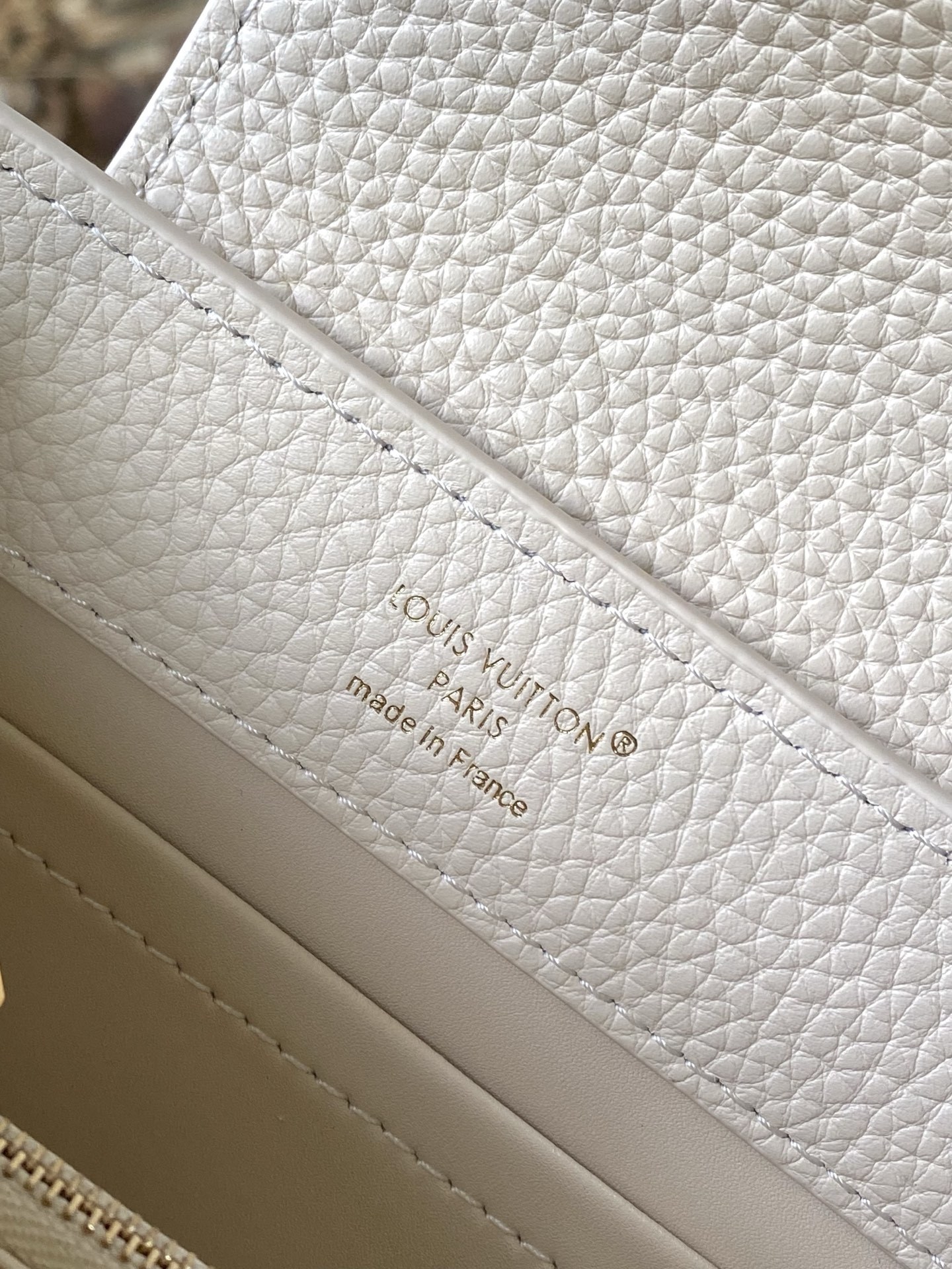 特级原厂皮 M14393 Harmony系列推出Capucines East West迷你手袋,以装饰性