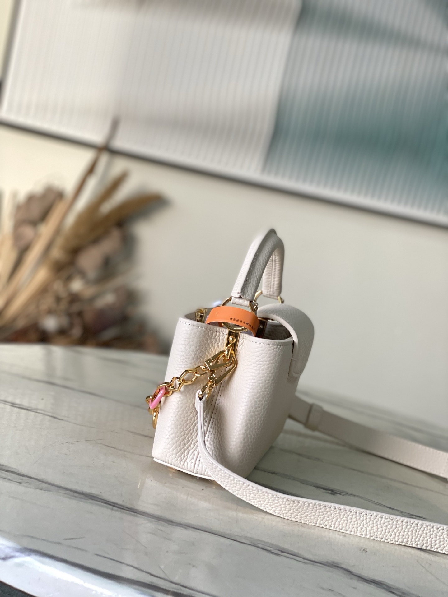 特级原厂皮 M14393 Harmony系列推出Capucines East West迷你手袋,以装饰性