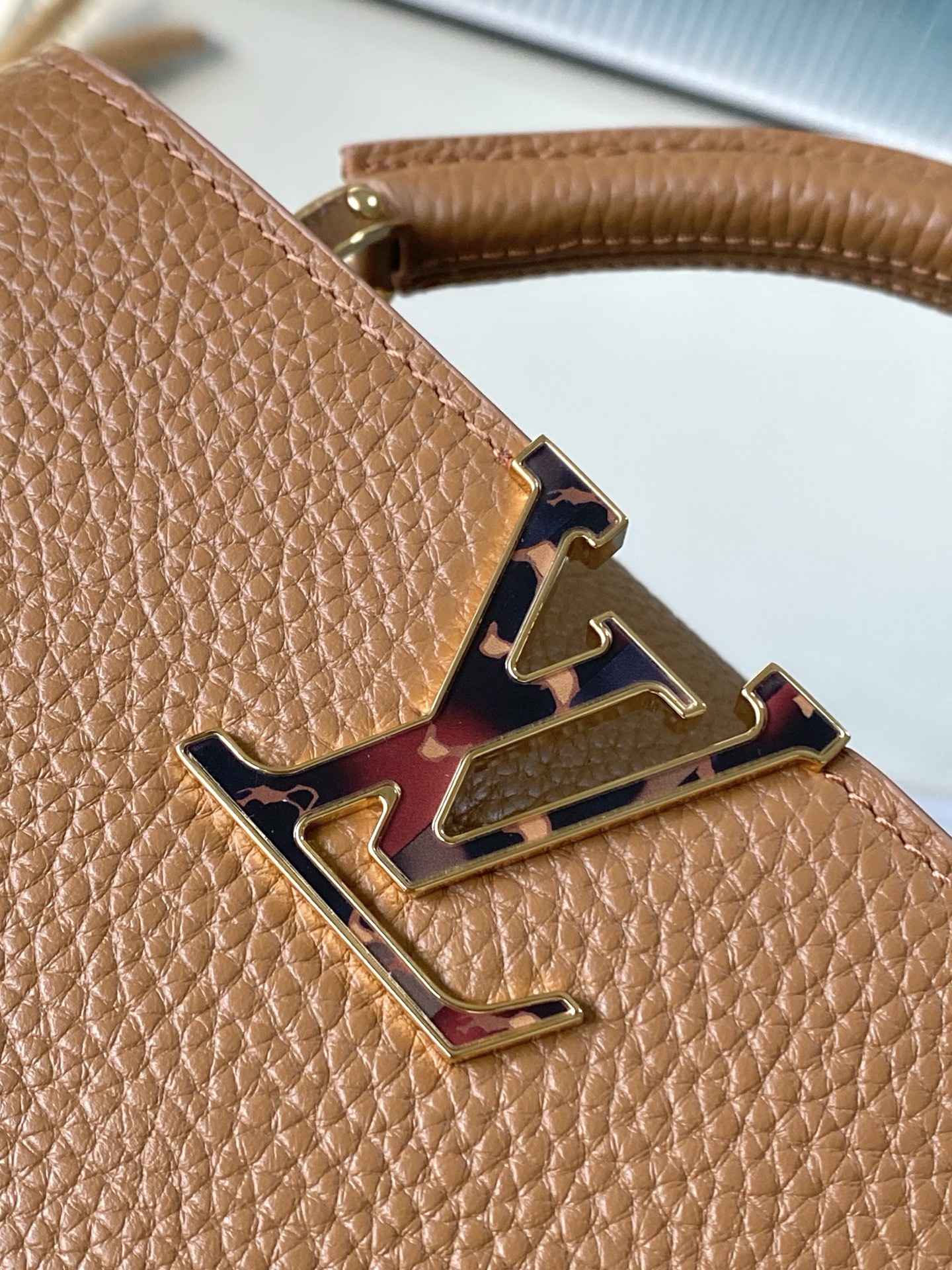 特级原厂皮 M14381 小号 本款Capucines小号手袋出自Harmony系列,以装饰性链条探索M