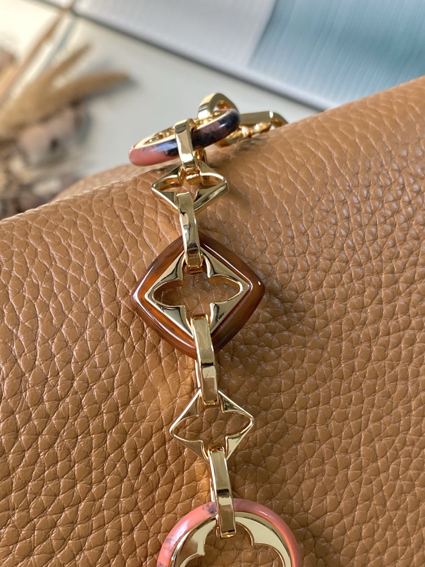 特级原厂皮 M14381 小号 本款Capucines小号手袋出自Harmony系列,以装饰性链条探索M