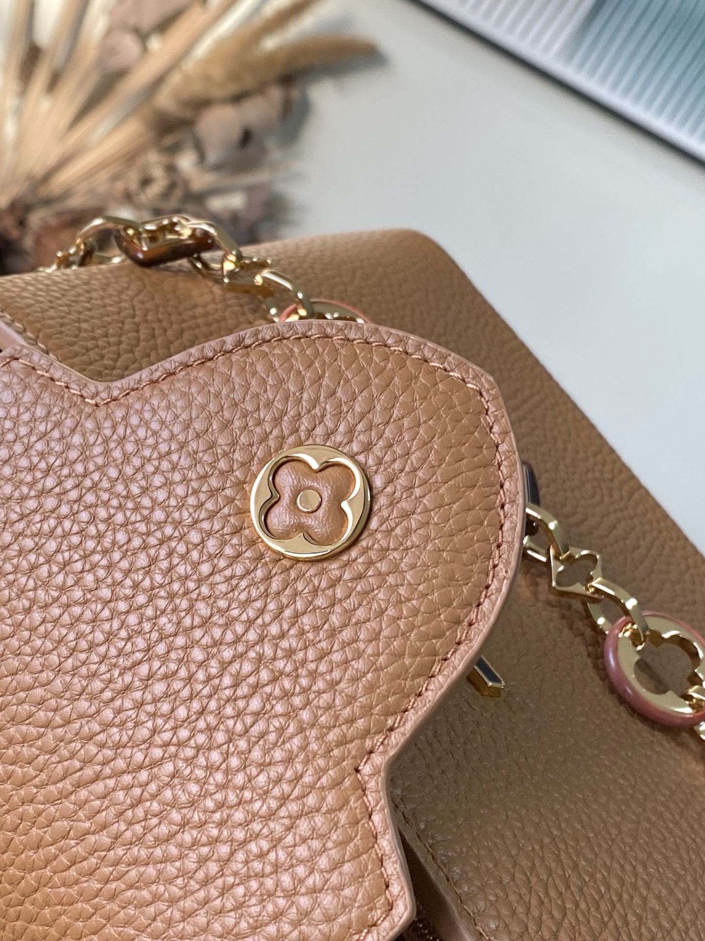 特级原厂皮 M14381 小号 本款Capucines小号手袋出自Harmony系列,以装饰性链条探索M