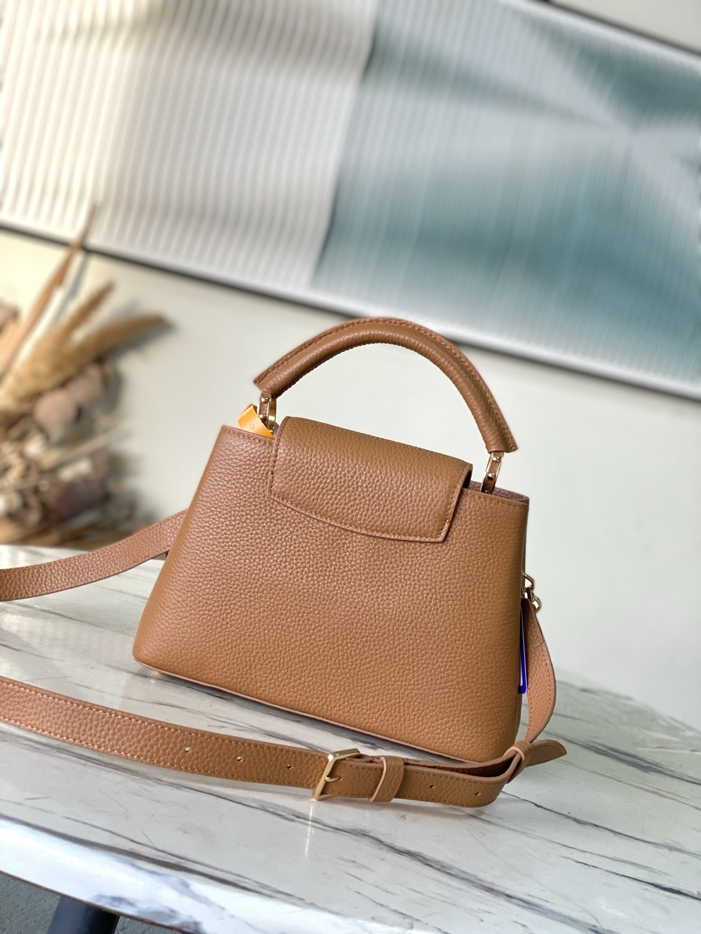 特级原厂皮 M14381 小号 本款Capucines小号手袋出自Harmony系列,以装饰性链条探索M