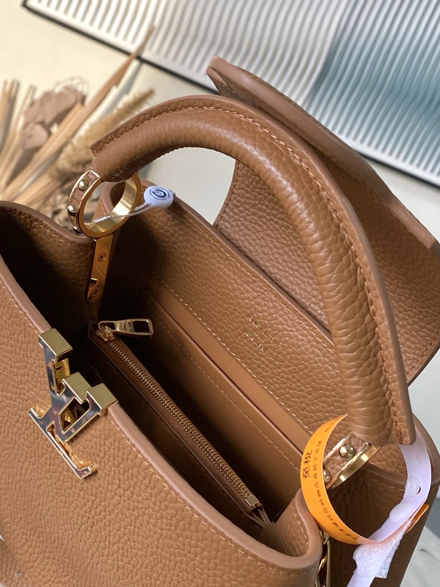 特级原厂皮 M14381 小号 本款Capucines小号手袋出自Harmony系列,以装饰性链条探索M