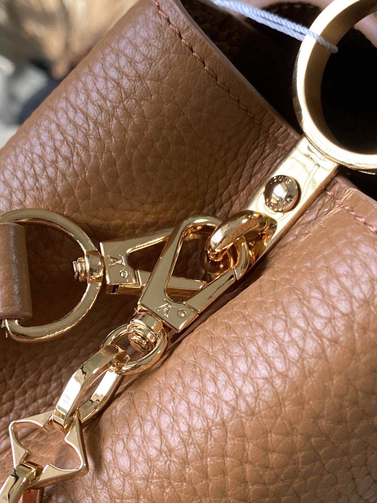 特级原厂皮 M14381 小号 本款Capucines小号手袋出自Harmony系列,以装饰性链条探索M