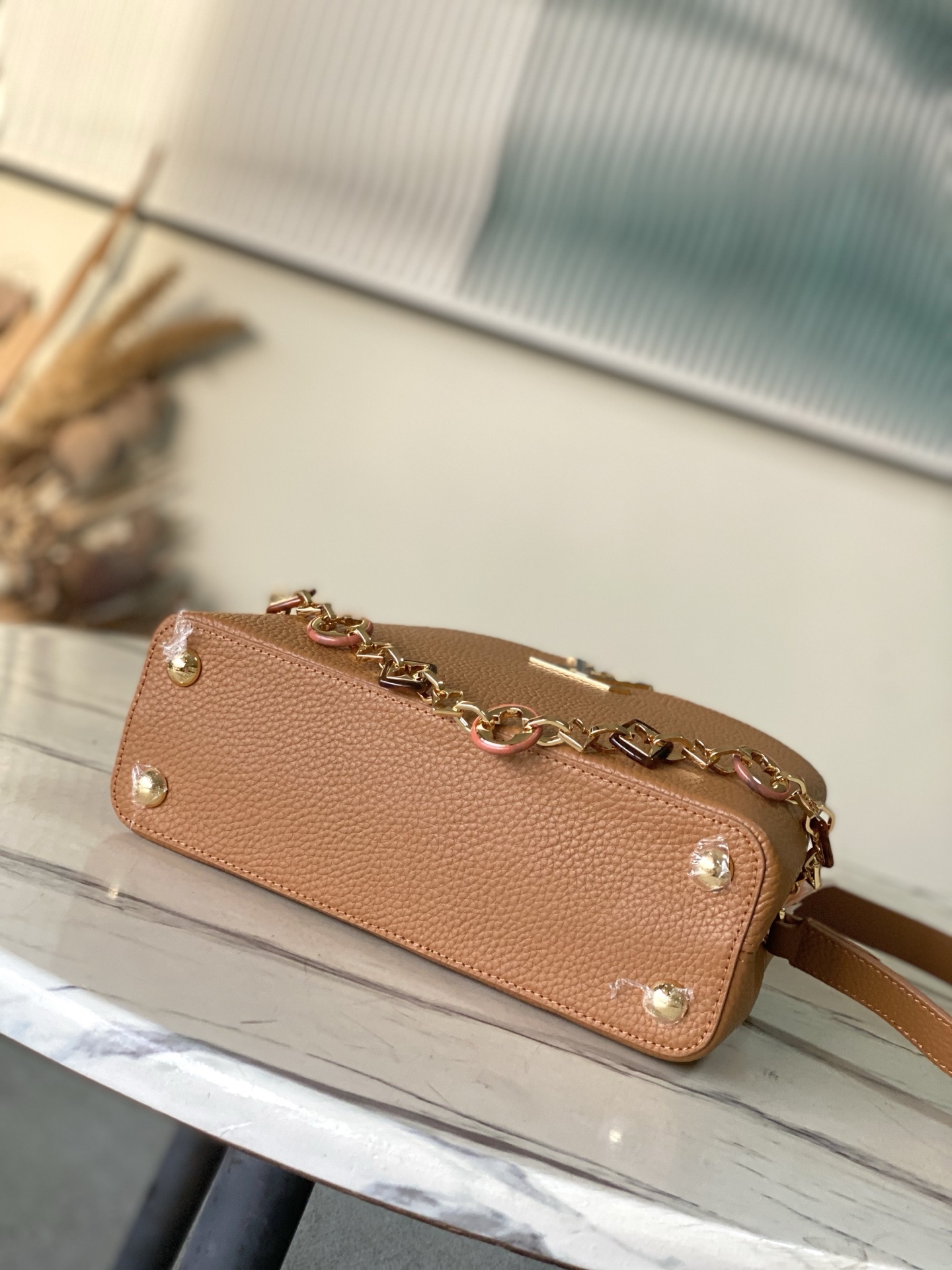 特级原厂皮 M14381 小号 本款Capucines小号手袋出自Harmony系列,以装饰性链条探索M