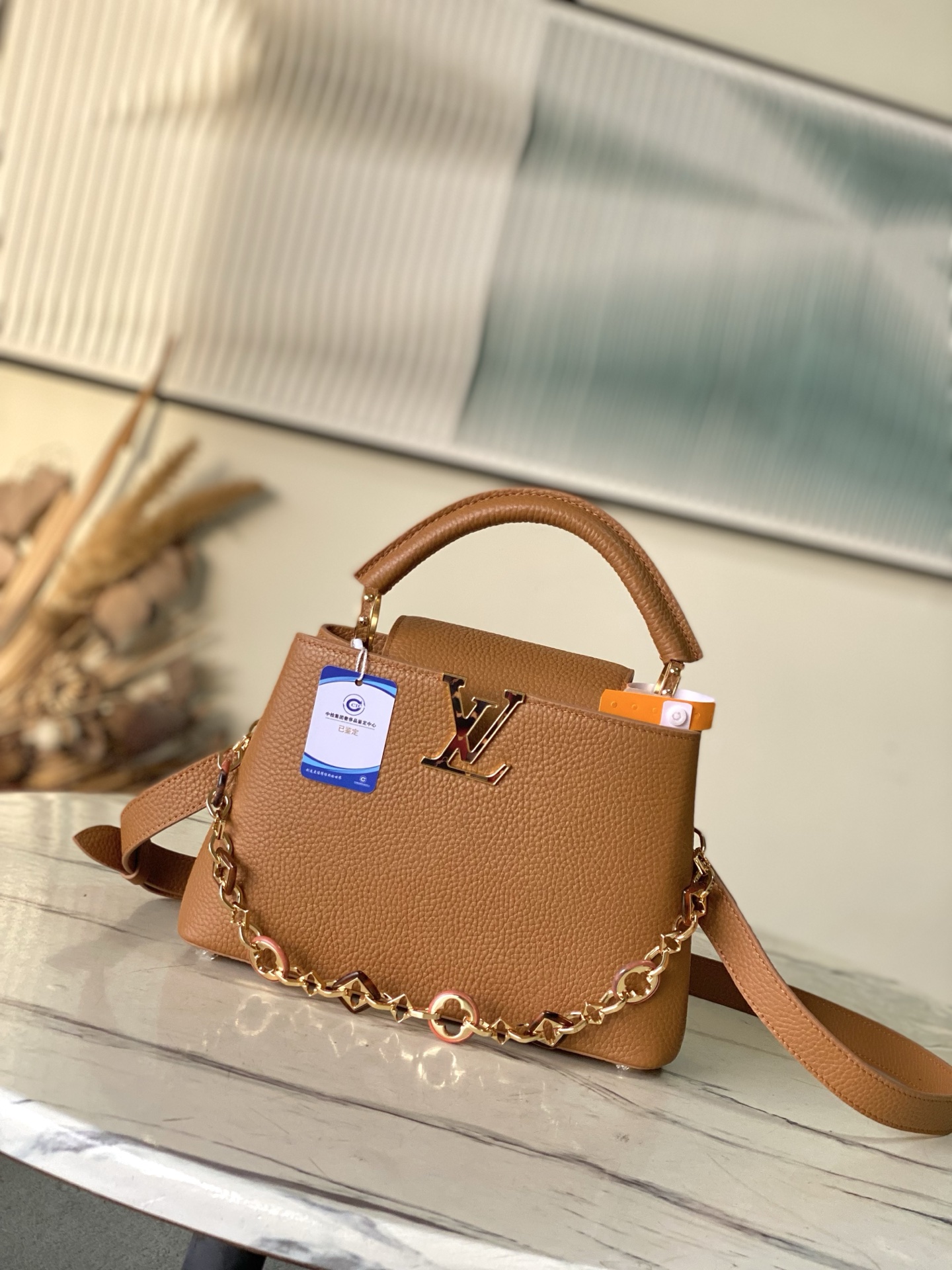 特级原厂皮 M14381 小号 本款Capucines小号手袋出自Harmony系列，以装饰性链条探索M