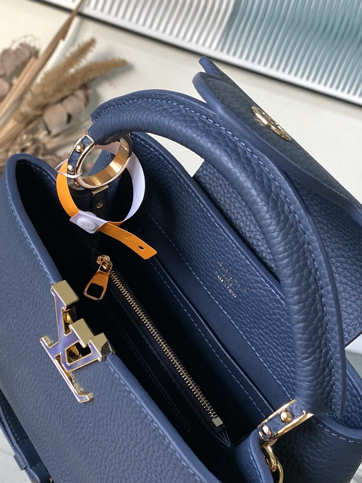 特级原厂皮 M14971 小号 本款Capucines小号手袋出自Harmony系列,以装饰性链条探索M