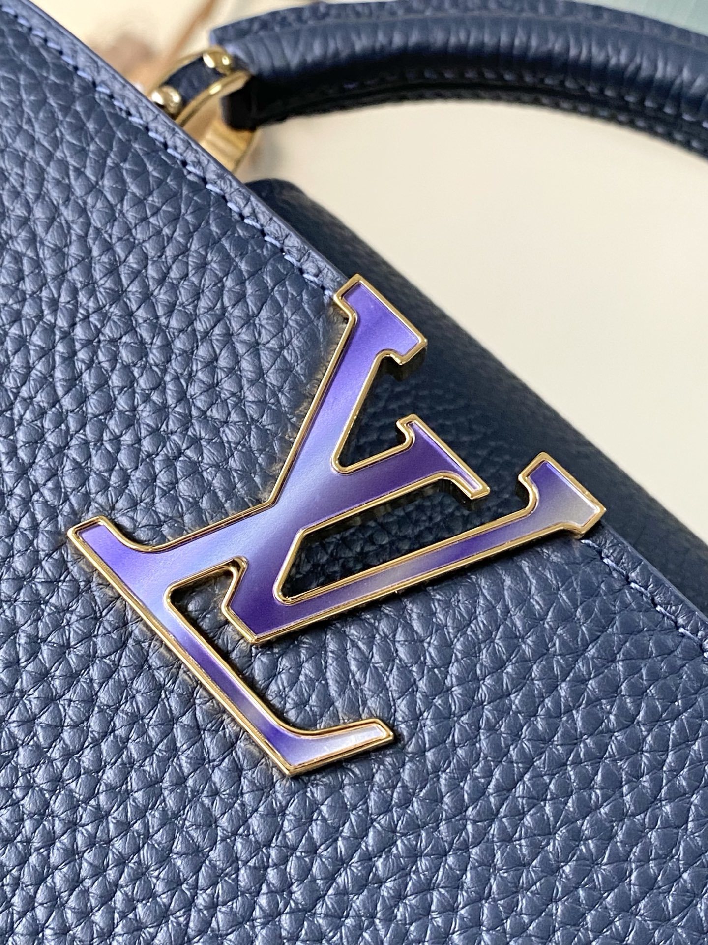 特级原厂皮 M14971 小号 本款Capucines小号手袋出自Harmony系列,以装饰性链条探索M