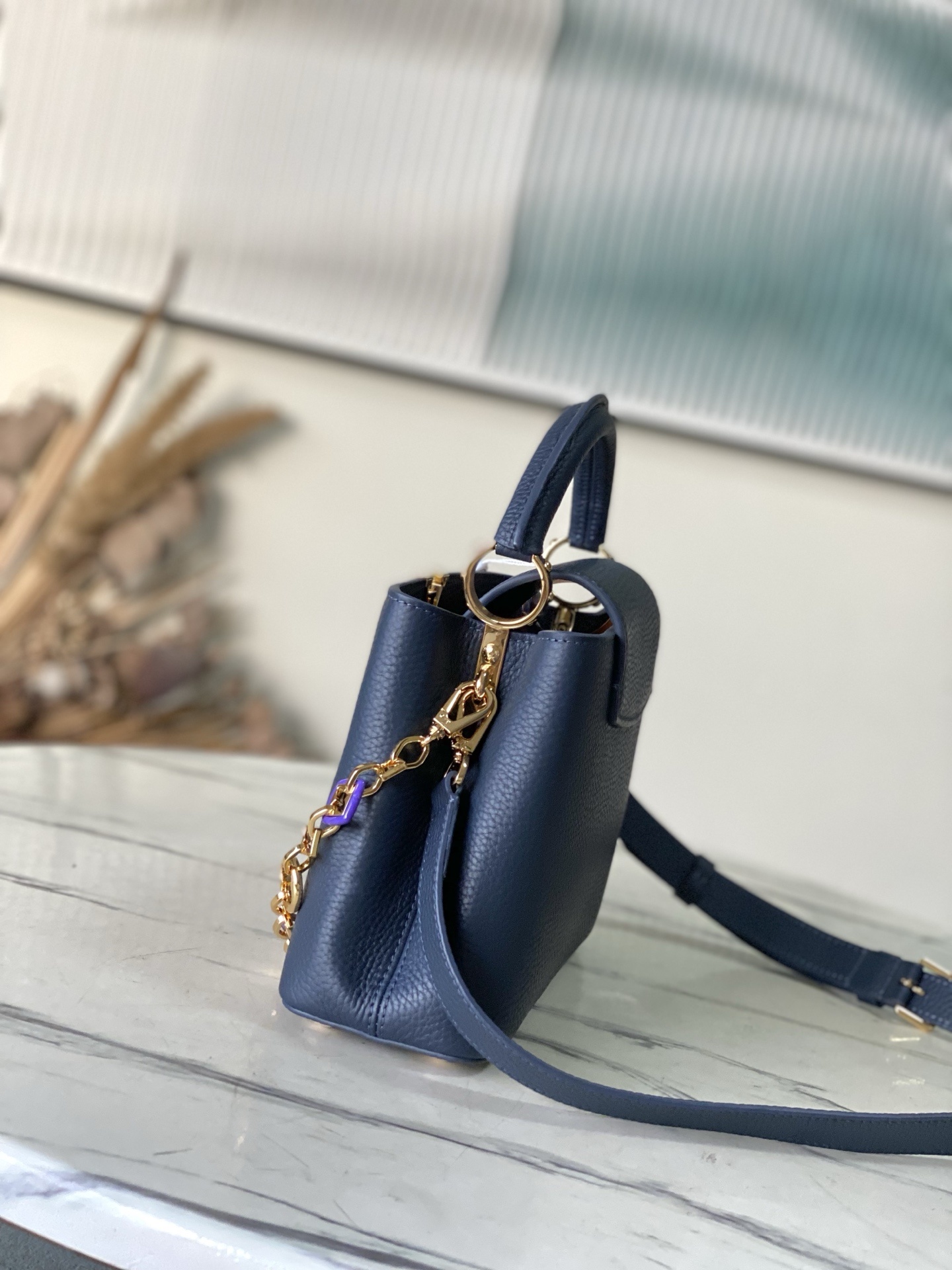 特级原厂皮 M14971 小号 本款Capucines小号手袋出自Harmony系列,以装饰性链条探索M