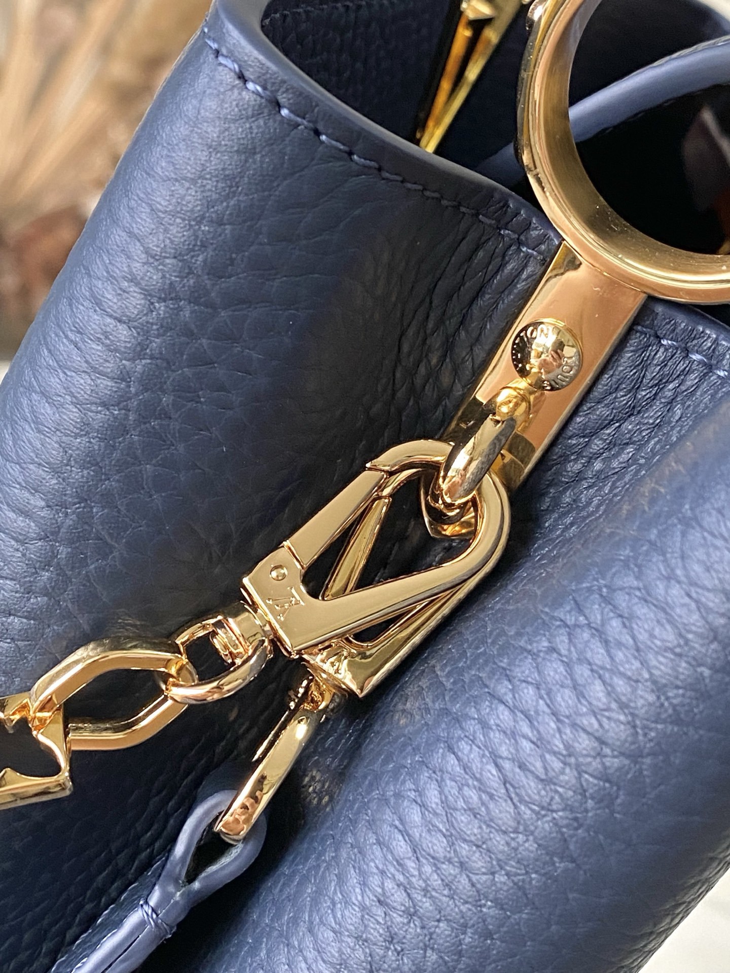 特级原厂皮 M14971 小号 本款Capucines小号手袋出自Harmony系列,以装饰性链条探索M