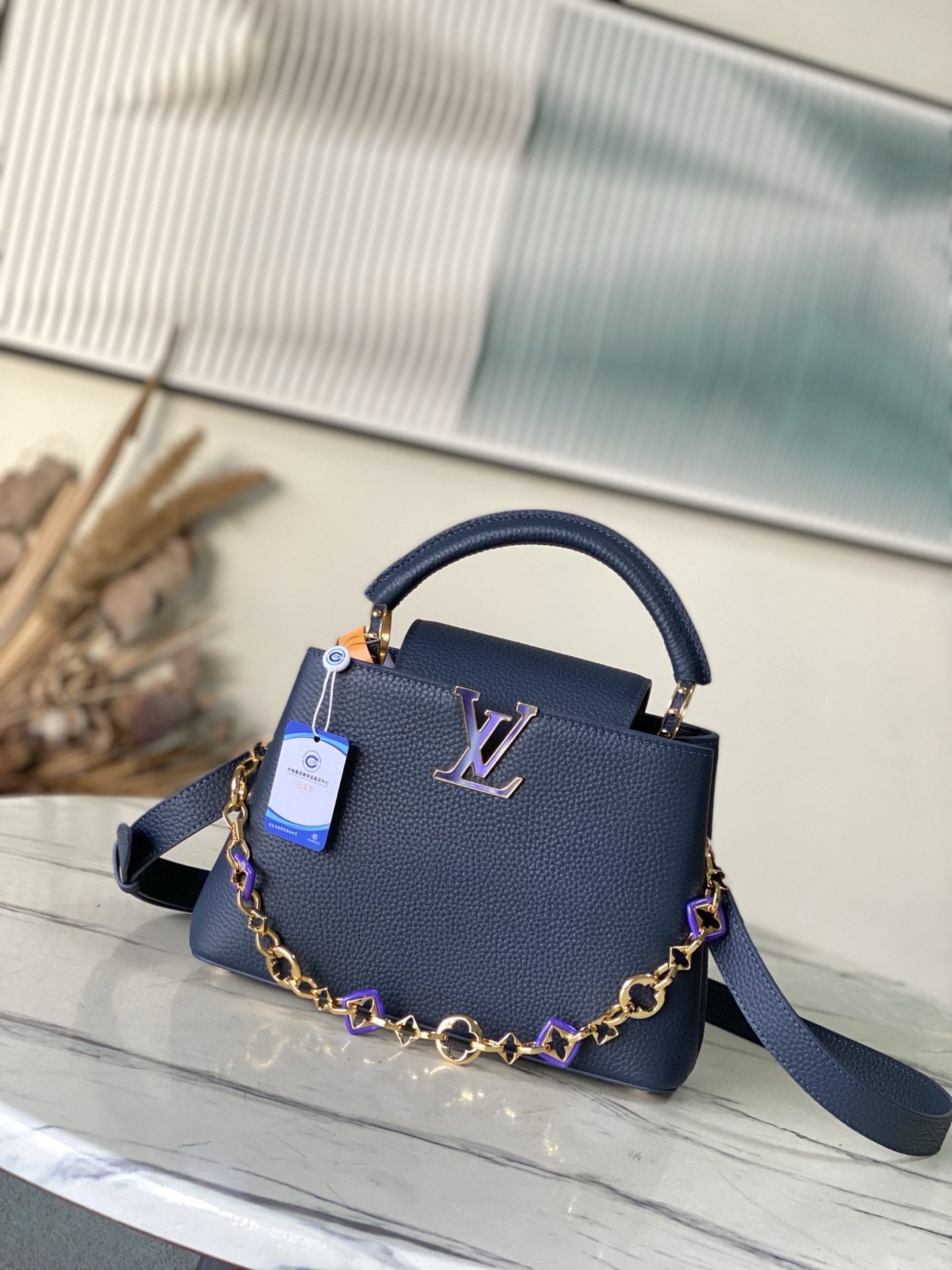 特级原厂皮 M14971 小号 本款Capucines小号手袋出自Harmony系列，以装饰性链条探索M