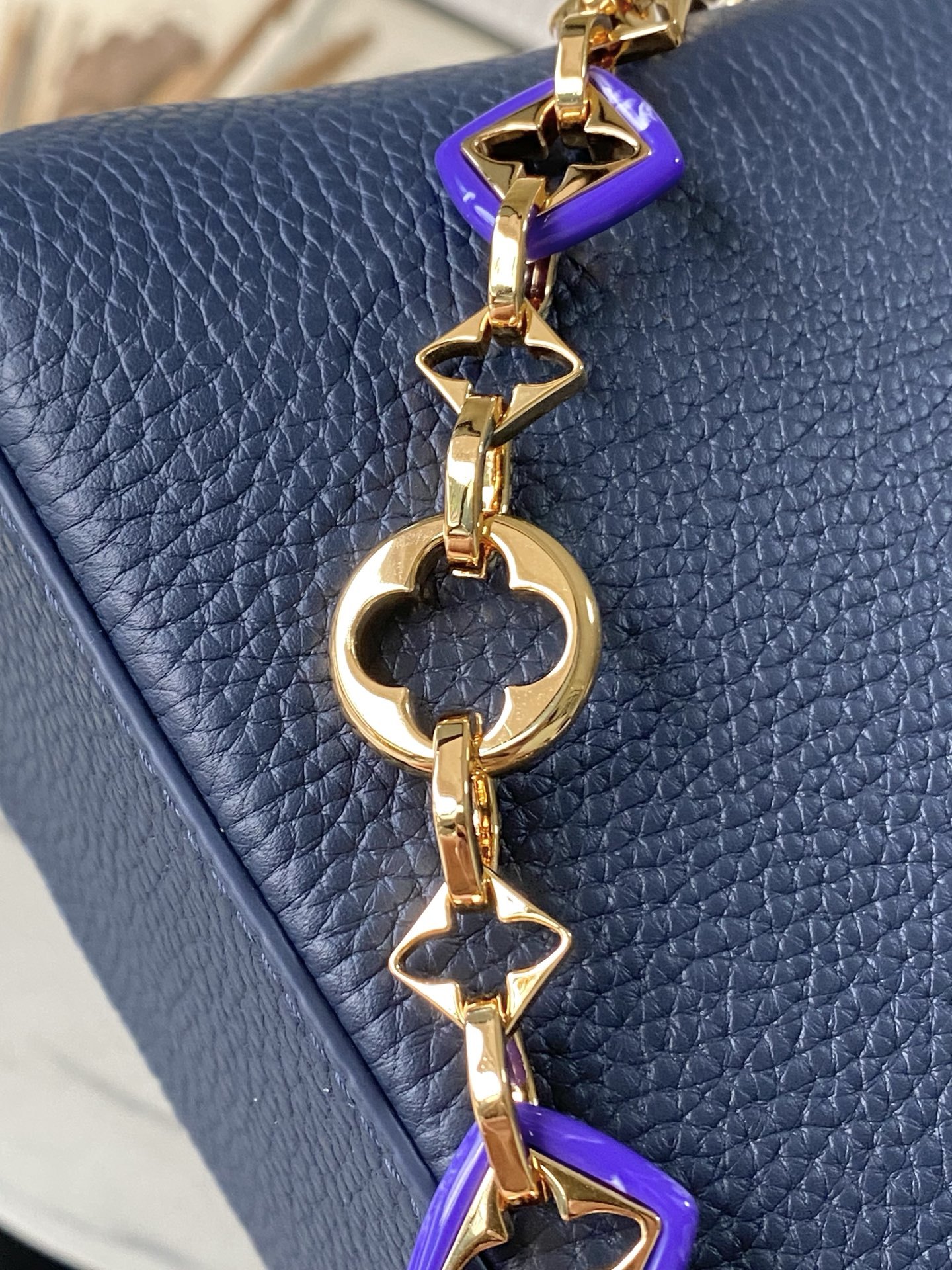 特级原厂皮 M14971 小号 本款Capucines小号手袋出自Harmony系列,以装饰性链条探索M