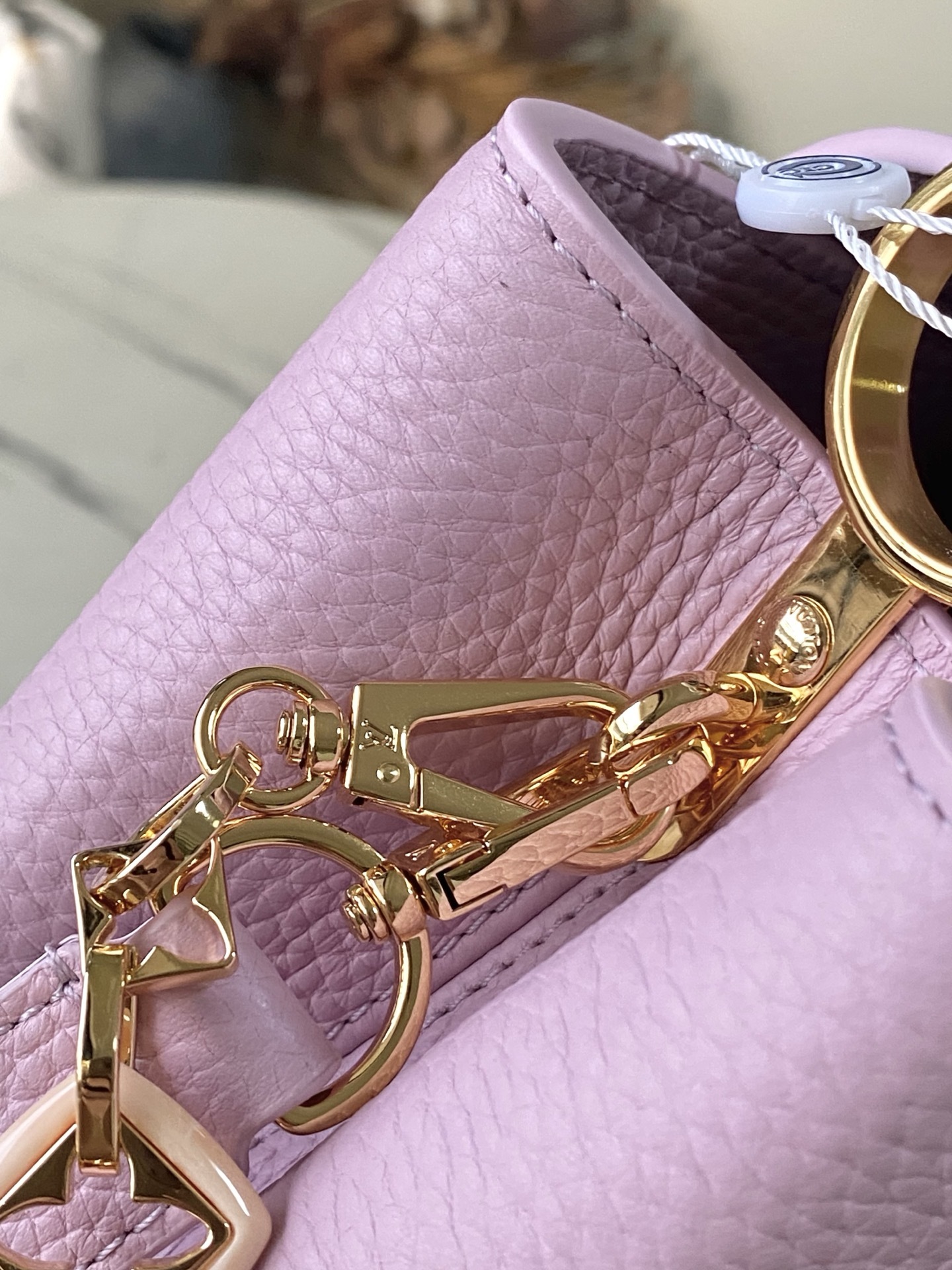 特级原厂皮 M14972 小号 本款Capucines小号手袋出自Harmony系列,以装饰性链条探索M