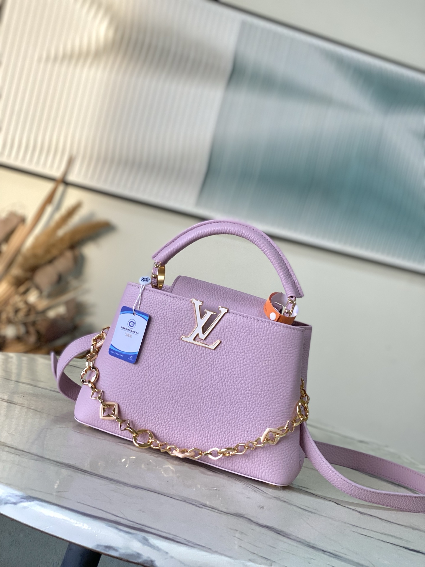 特级原厂皮 M14972 小号 本款Capucines小号手袋出自Harmony系列，以装饰性链条探索M