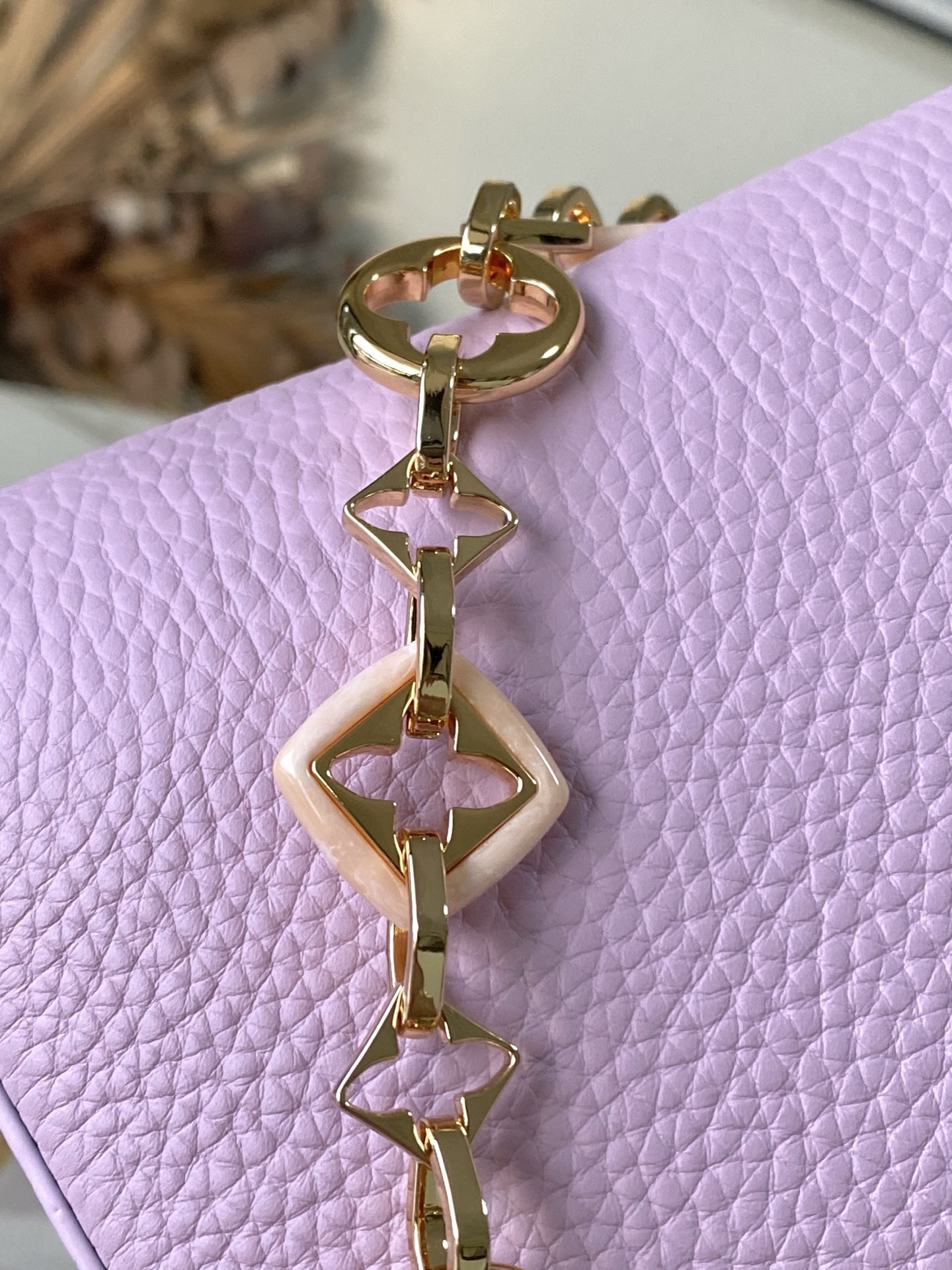 特级原厂皮 M14972 小号 本款Capucines小号手袋出自Harmony系列,以装饰性链条探索M