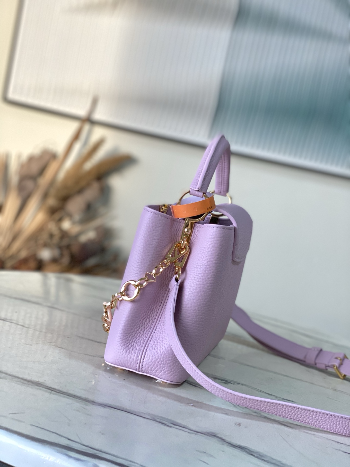 特级原厂皮 M14972 小号 本款Capucines小号手袋出自Harmony系列,以装饰性链条探索M