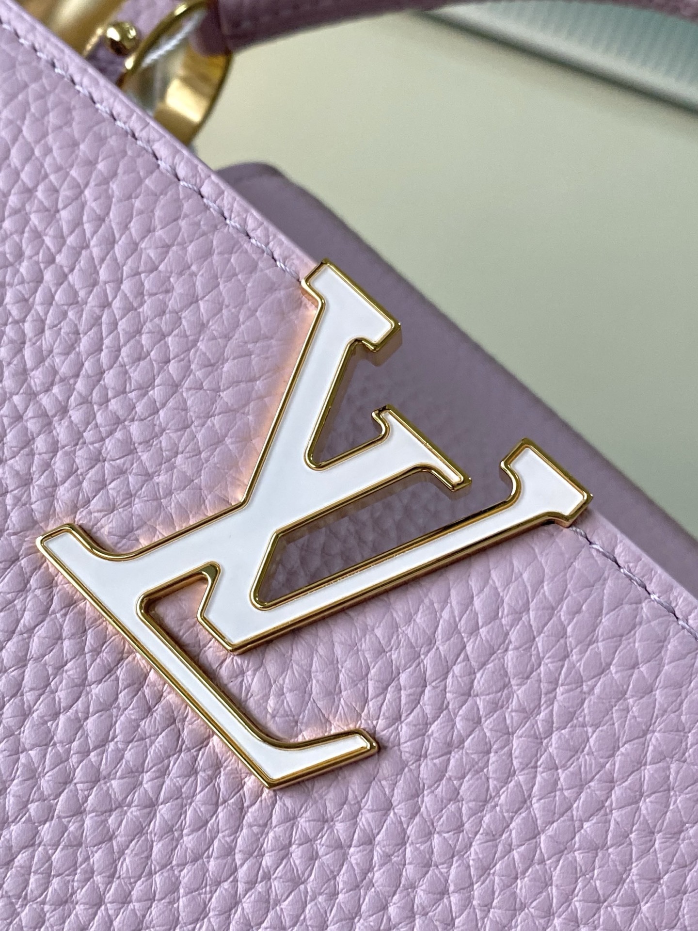 特级原厂皮 M14972 小号 本款Capucines小号手袋出自Harmony系列,以装饰性链条探索M