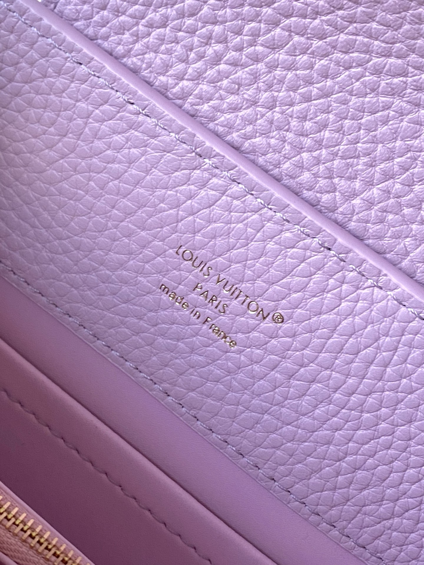 特级原厂皮 M14972 小号 本款Capucines小号手袋出自Harmony系列,以装饰性链条探索M