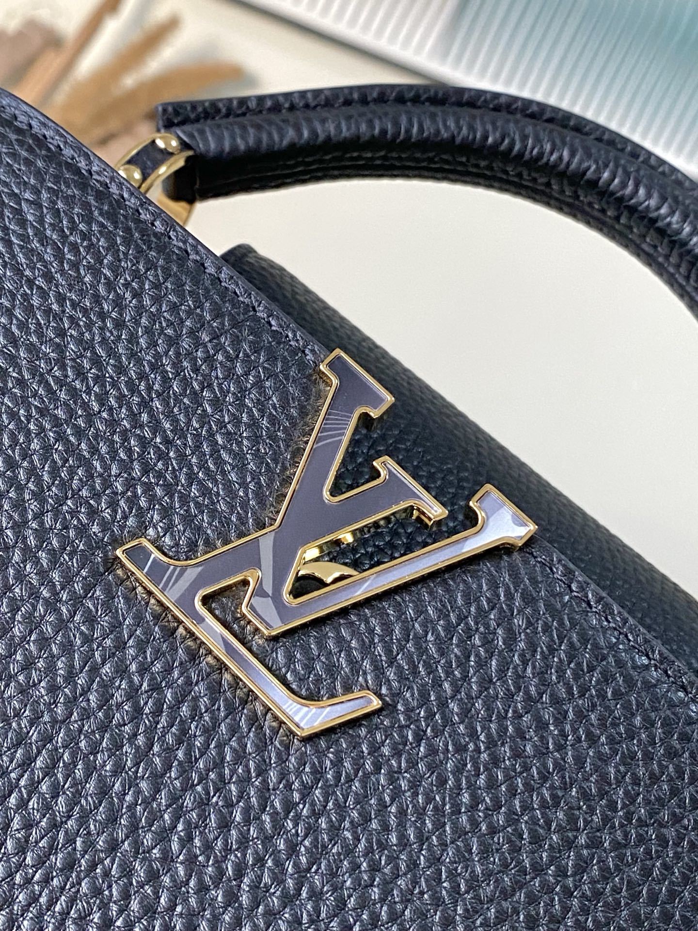 特级原厂皮 M14970 小号 本款Capucines小号手袋出自Harmony系列,以装饰性链条探索M