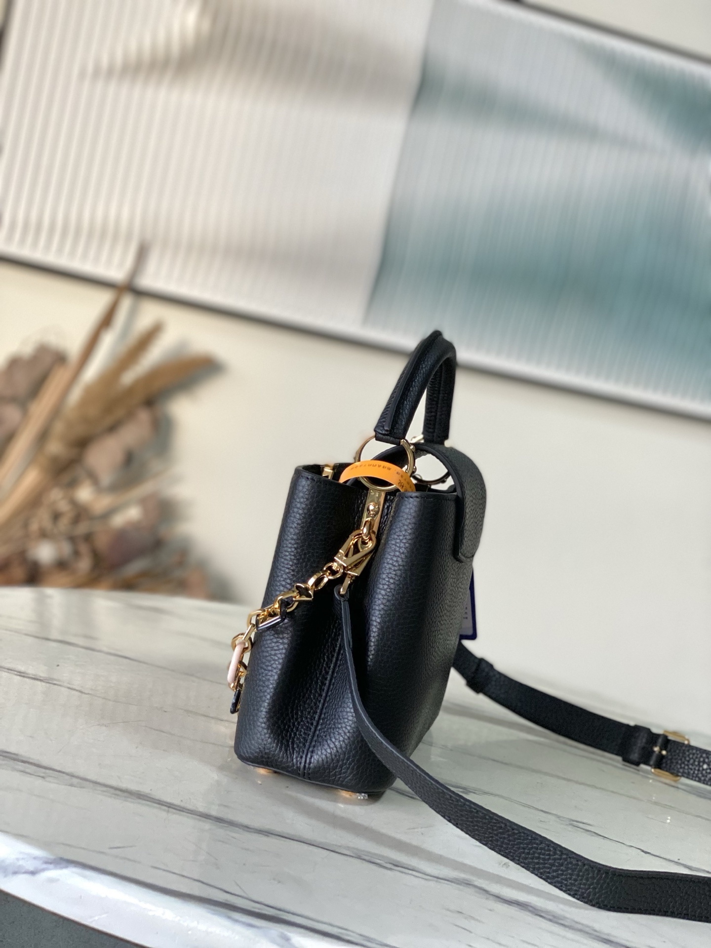 特级原厂皮 M14970 小号 本款Capucines小号手袋出自Harmony系列,以装饰性链条探索M