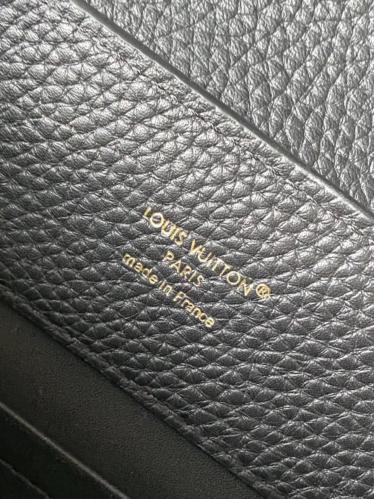 特级原厂皮 M14970 小号 本款Capucines小号手袋出自Harmony系列,以装饰性链条探索M