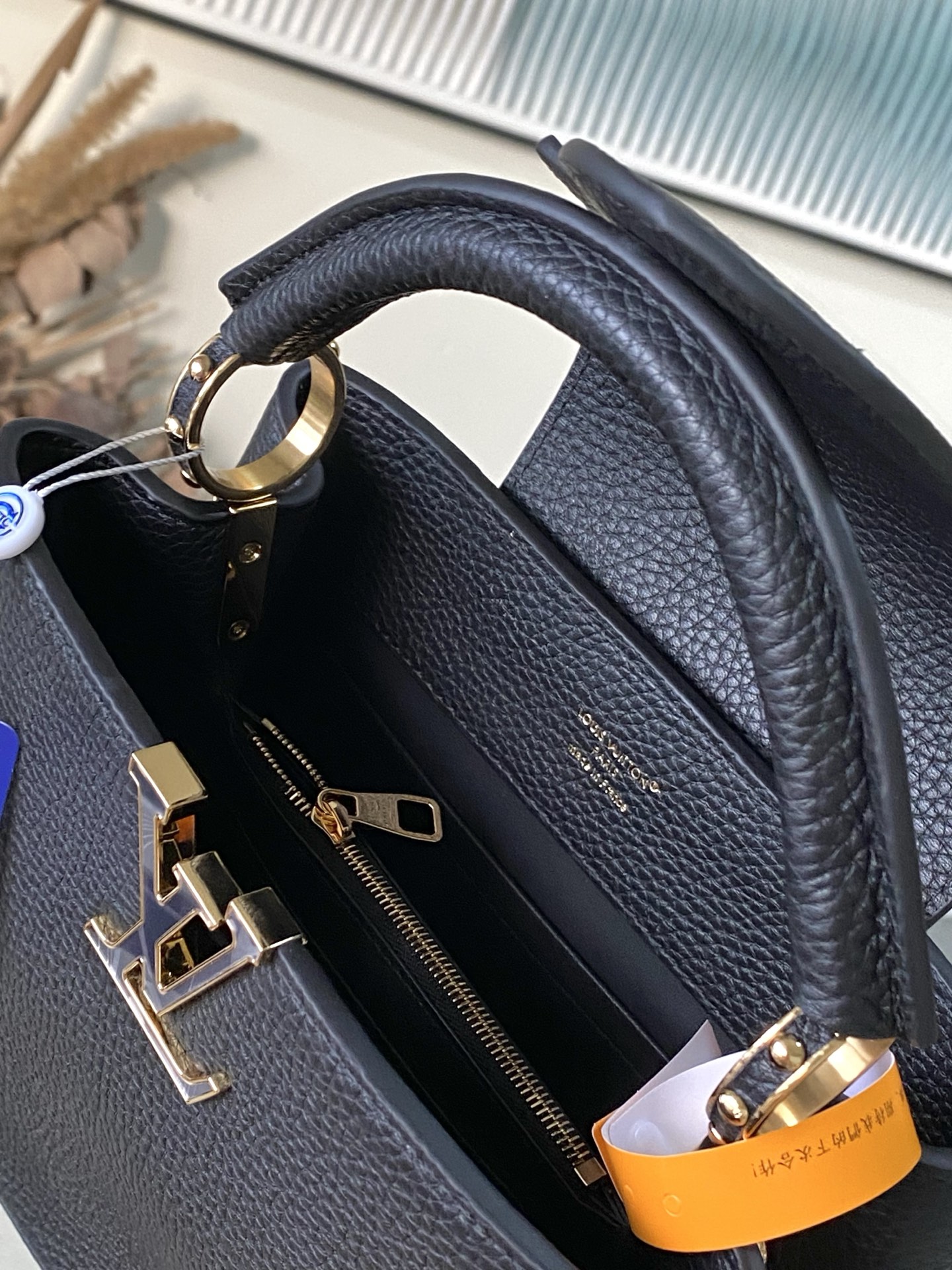 特级原厂皮 M14970 小号 本款Capucines小号手袋出自Harmony系列,以装饰性链条探索M