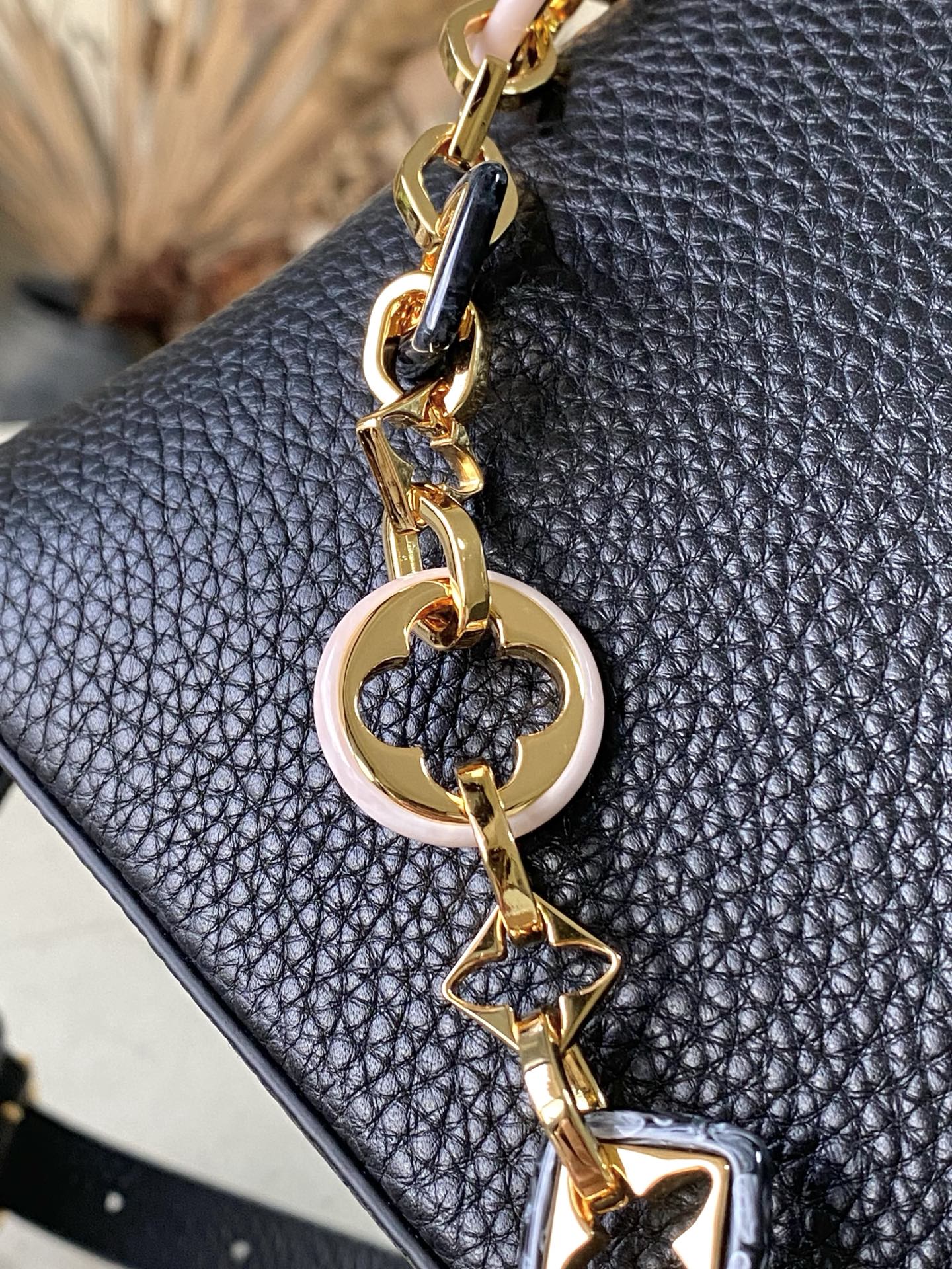 特级原厂皮 M14970 小号 本款Capucines小号手袋出自Harmony系列,以装饰性链条探索M