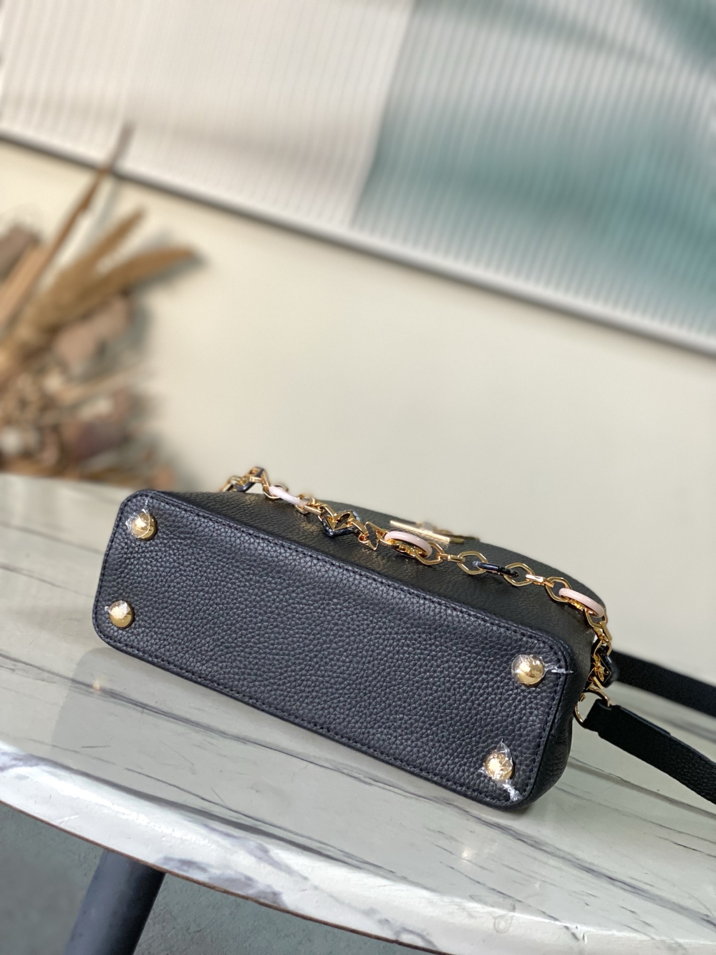 特级原厂皮 M14970 小号 本款Capucines小号手袋出自Harmony系列,以装饰性链条探索M