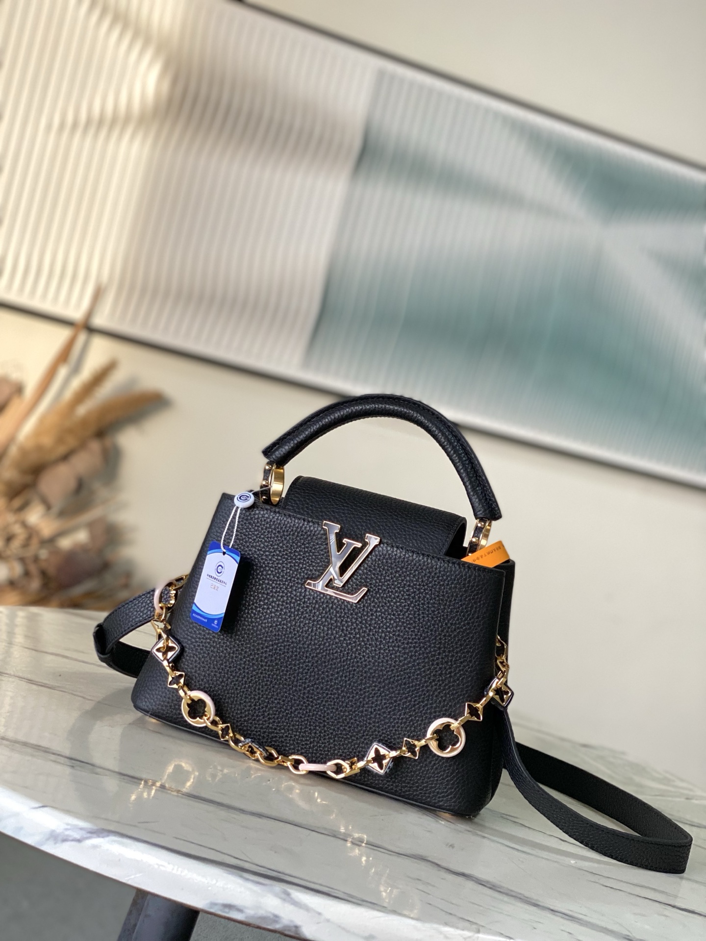 特级原厂皮 M14970 小号 本款Capucines小号手袋出自Harmony系列，以装饰性链条探索M