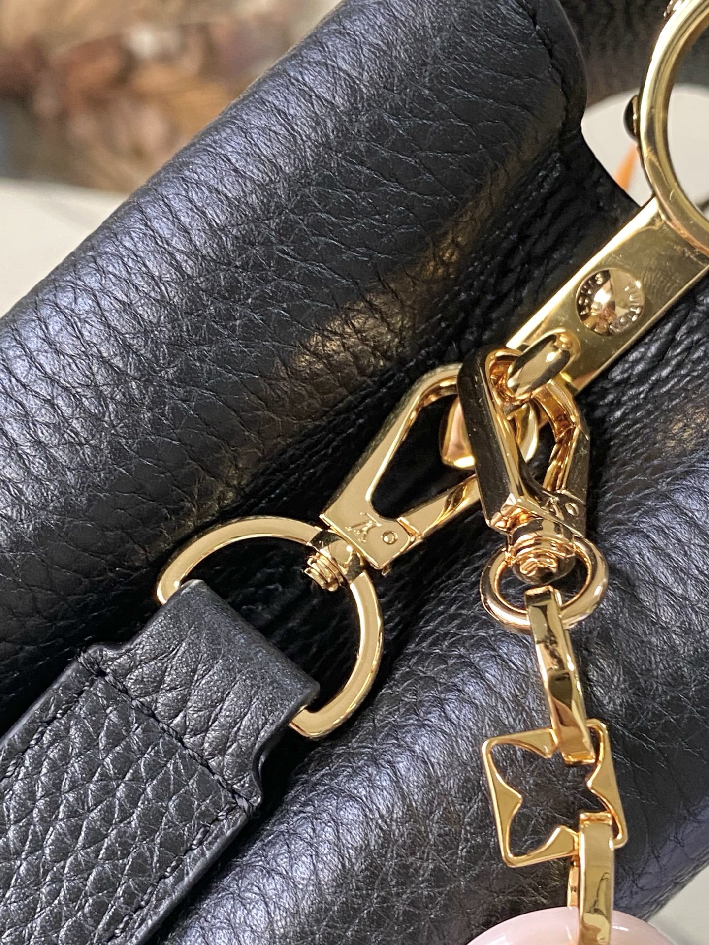 特级原厂皮 M14970 小号 本款Capucines小号手袋出自Harmony系列,以装饰性链条探索M