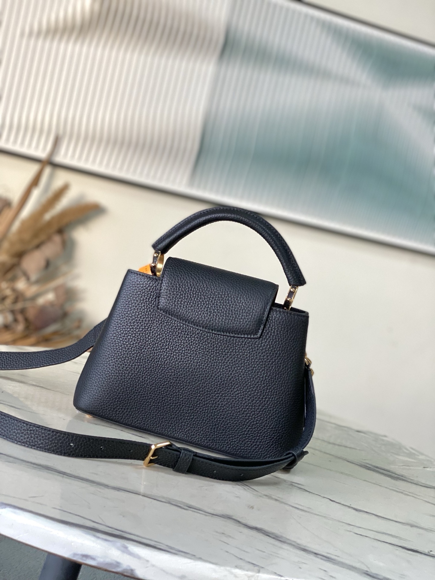 特级原厂皮 M14970 小号 本款Capucines小号手袋出自Harmony系列,以装饰性链条探索M