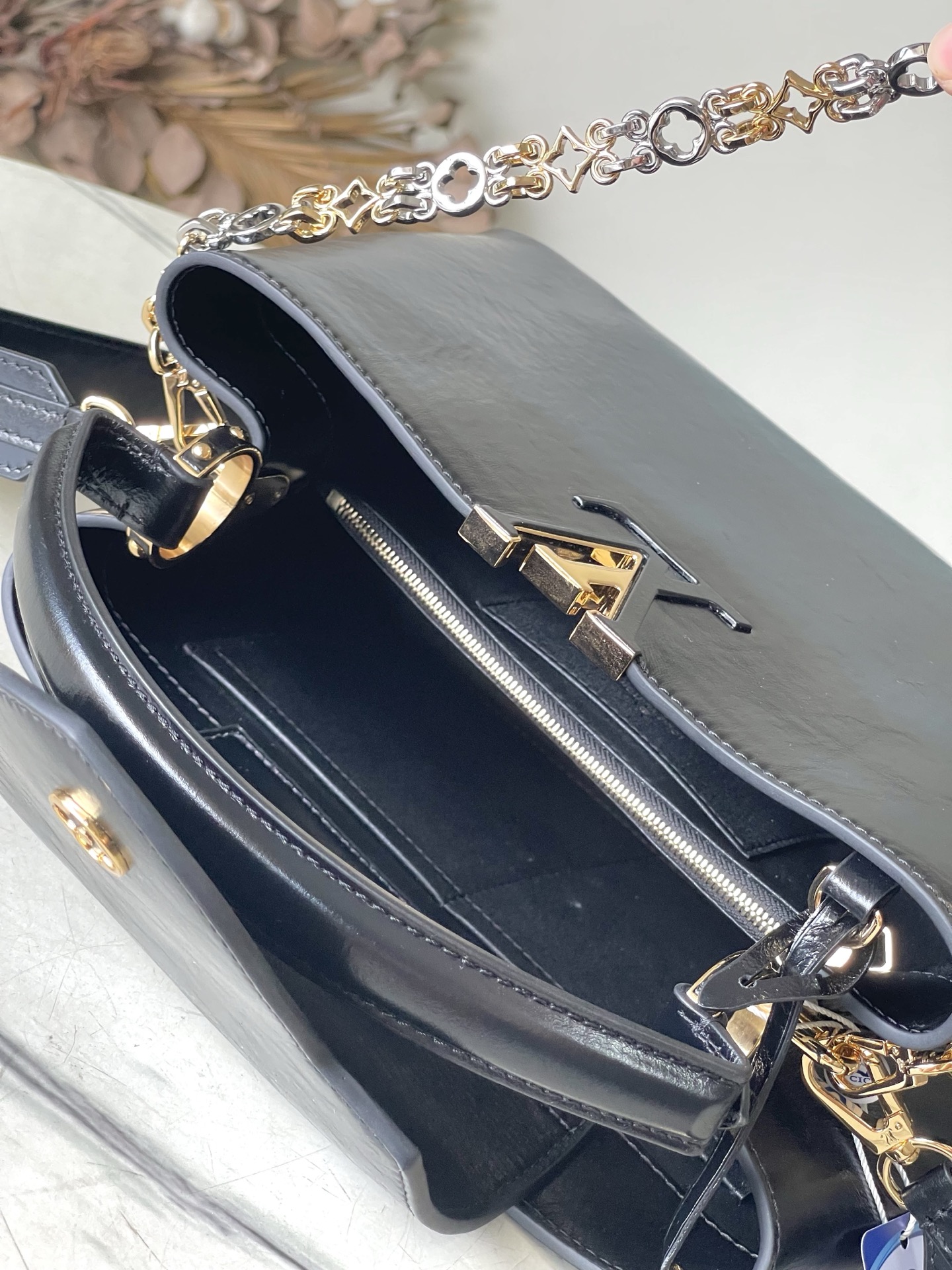 特级原厂皮 M12924 本款Capucines Souple中号手袋令亮泽牛皮革呈现褶皱效果,与耀目金