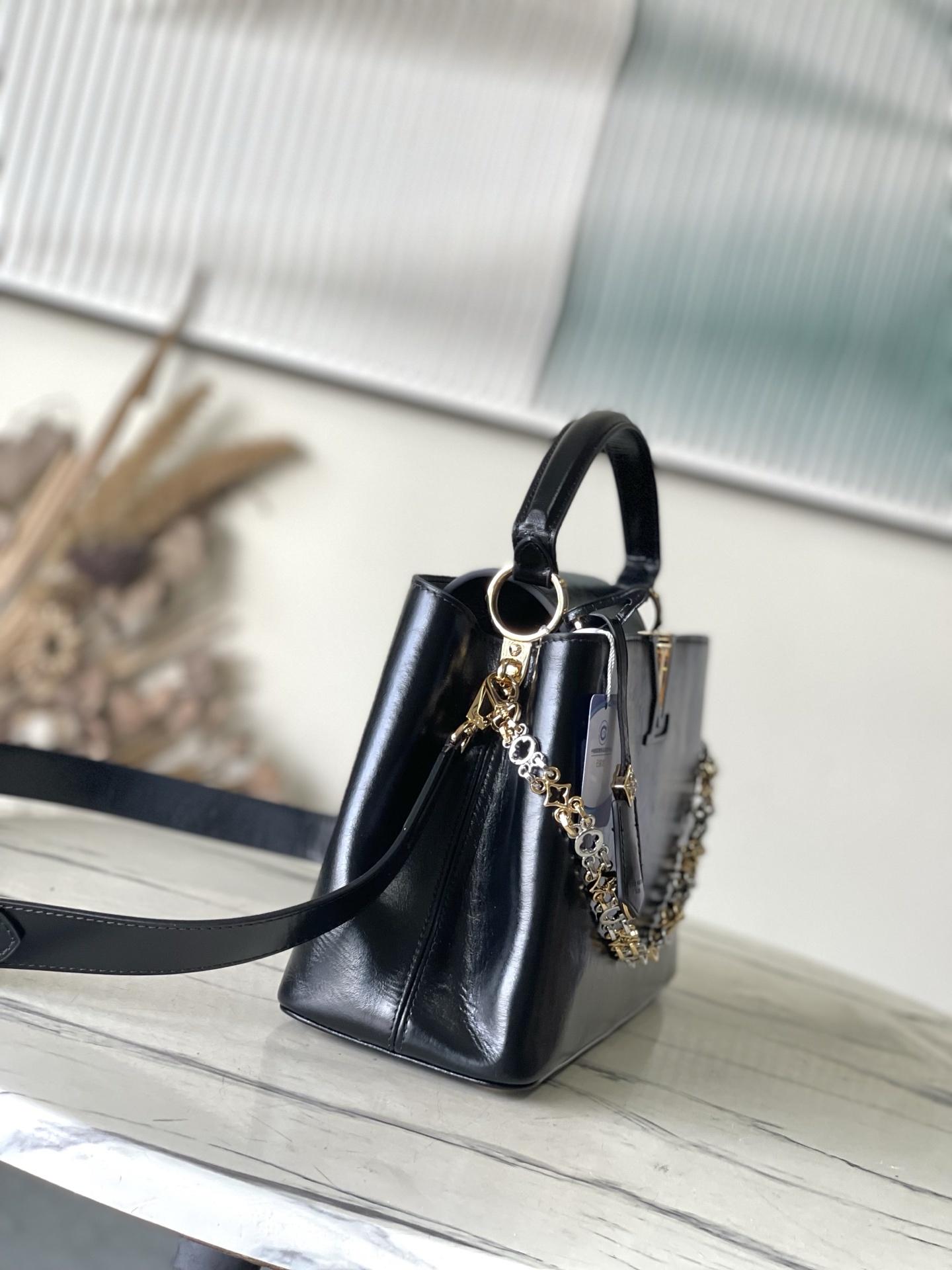 特级原厂皮 M12924 本款Capucines Souple中号手袋令亮泽牛皮革呈现褶皱效果,与耀目金