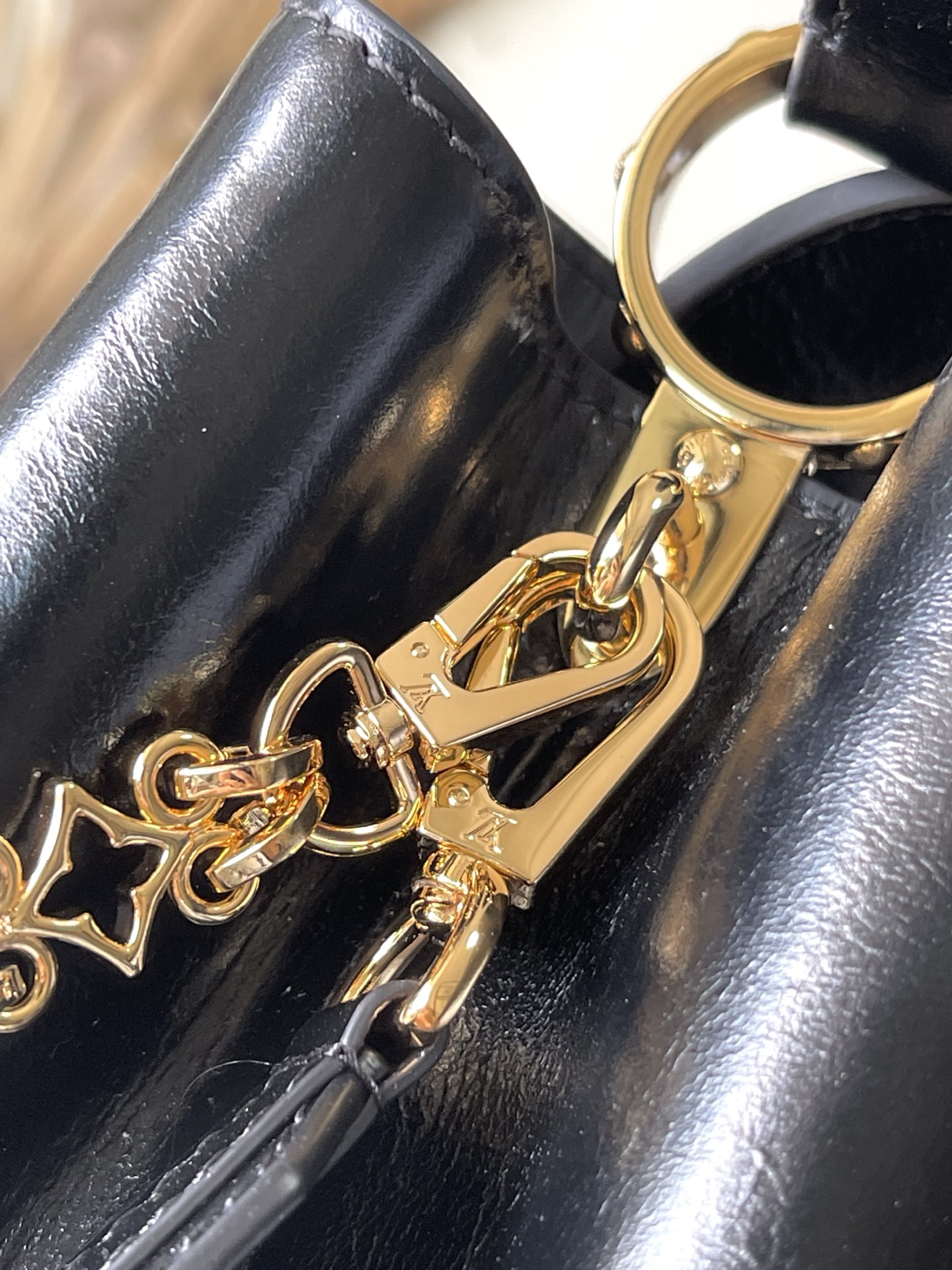 特级原厂皮 M12924 本款Capucines Souple中号手袋令亮泽牛皮革呈现褶皱效果,与耀目金