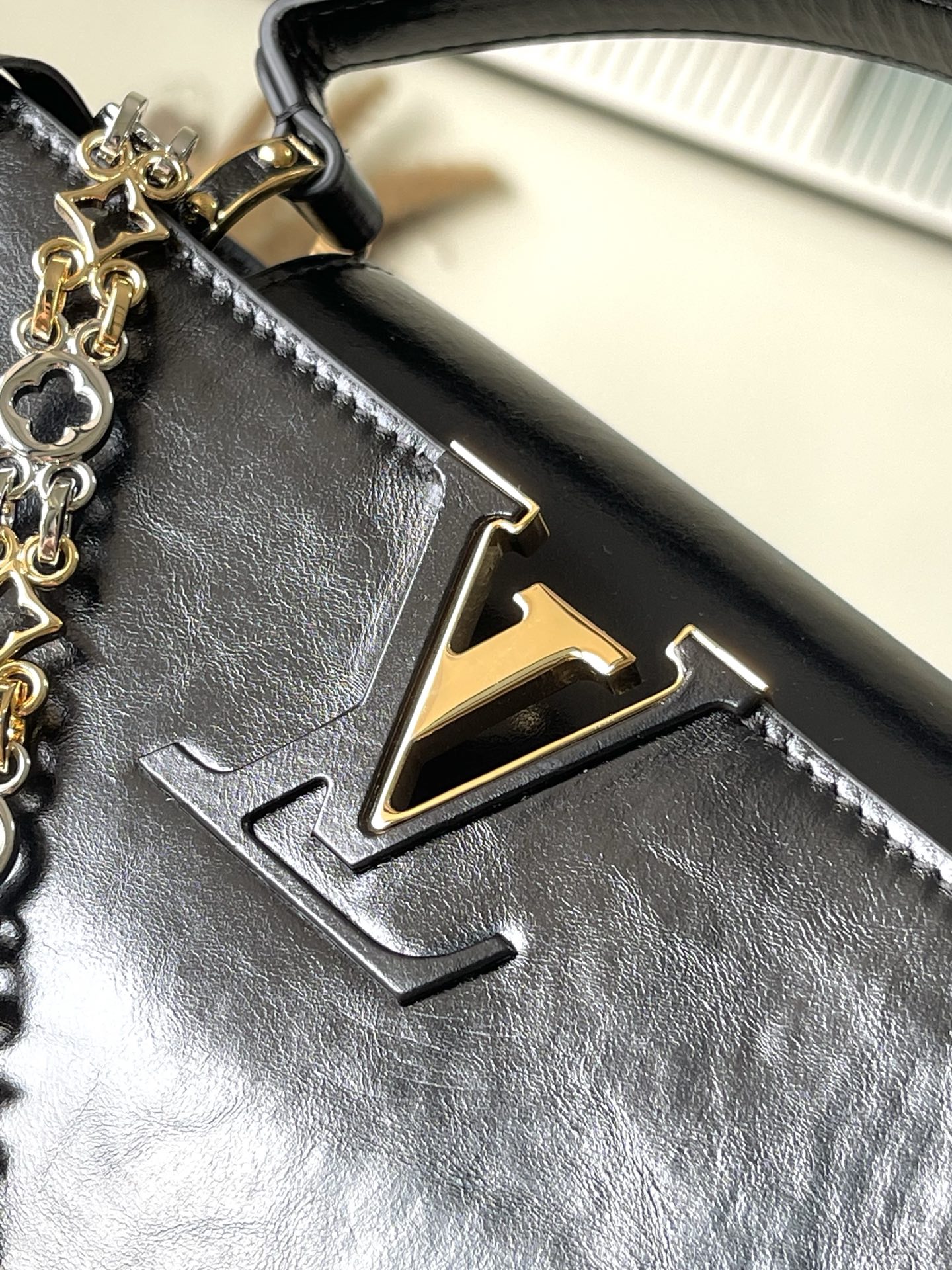 特级原厂皮 M12924 本款Capucines Souple中号手袋令亮泽牛皮革呈现褶皱效果,与耀目金