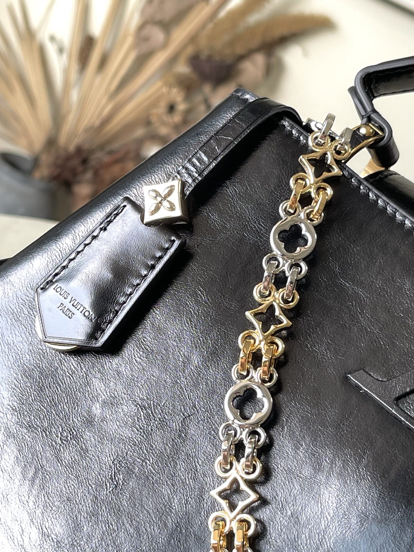 特级原厂皮 M12924 本款Capucines Souple中号手袋令亮泽牛皮革呈现褶皱效果,与耀目金