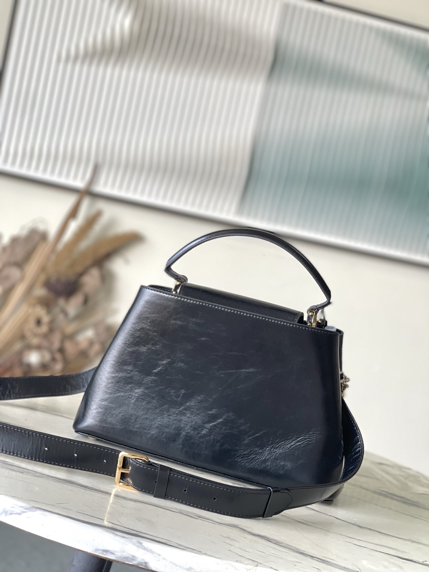 特级原厂皮 M12924 本款Capucines Souple中号手袋令亮泽牛皮革呈现褶皱效果,与耀目金