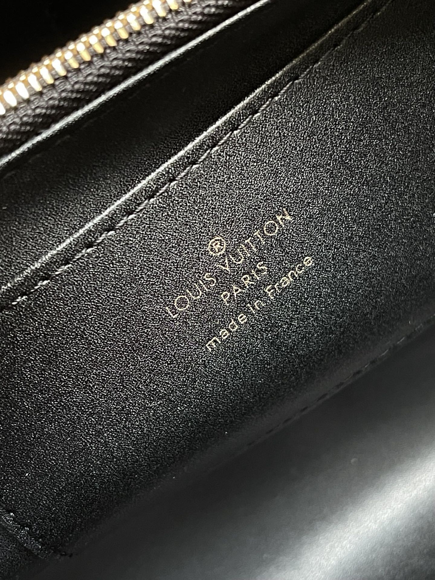 特级原厂皮 M12924 本款Capucines Souple中号手袋令亮泽牛皮革呈现褶皱效果,与耀目金