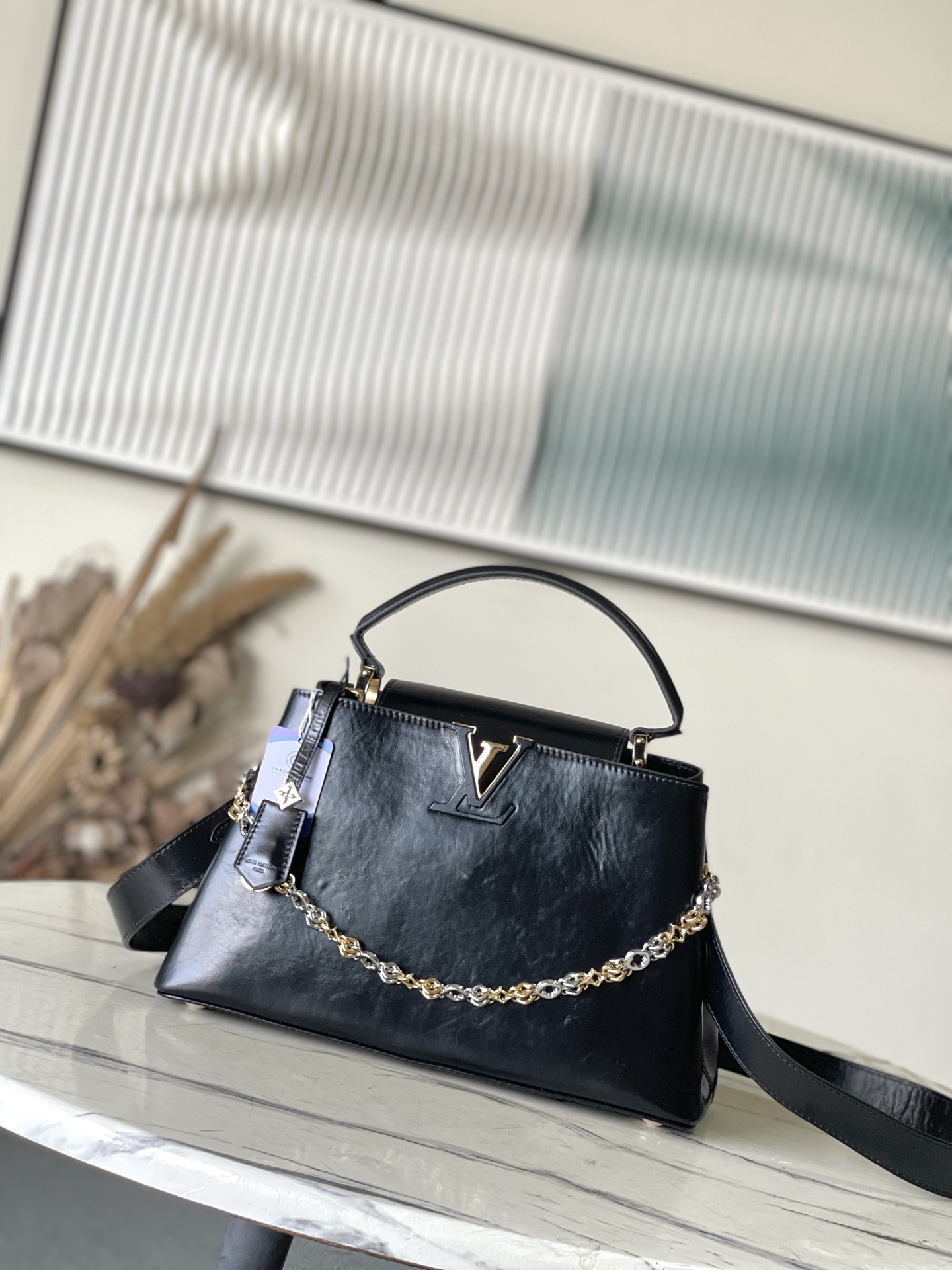 特级原厂皮 M12924 本款Capucines Souple中号手袋令亮泽牛皮革呈现褶皱效果，与耀目金