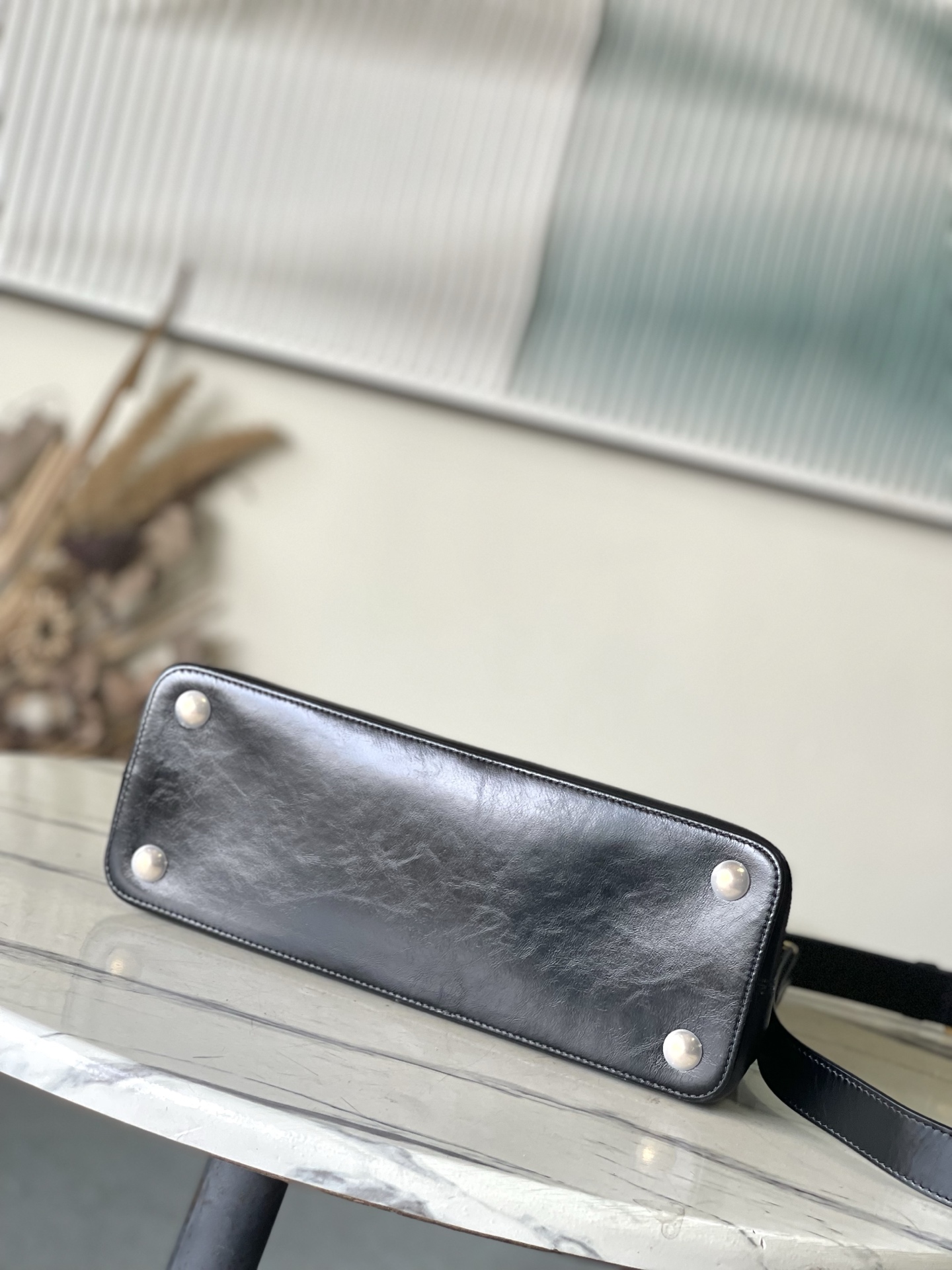 特级原厂皮 M12924 本款Capucines Souple中号手袋令亮泽牛皮革呈现褶皱效果,与耀目金